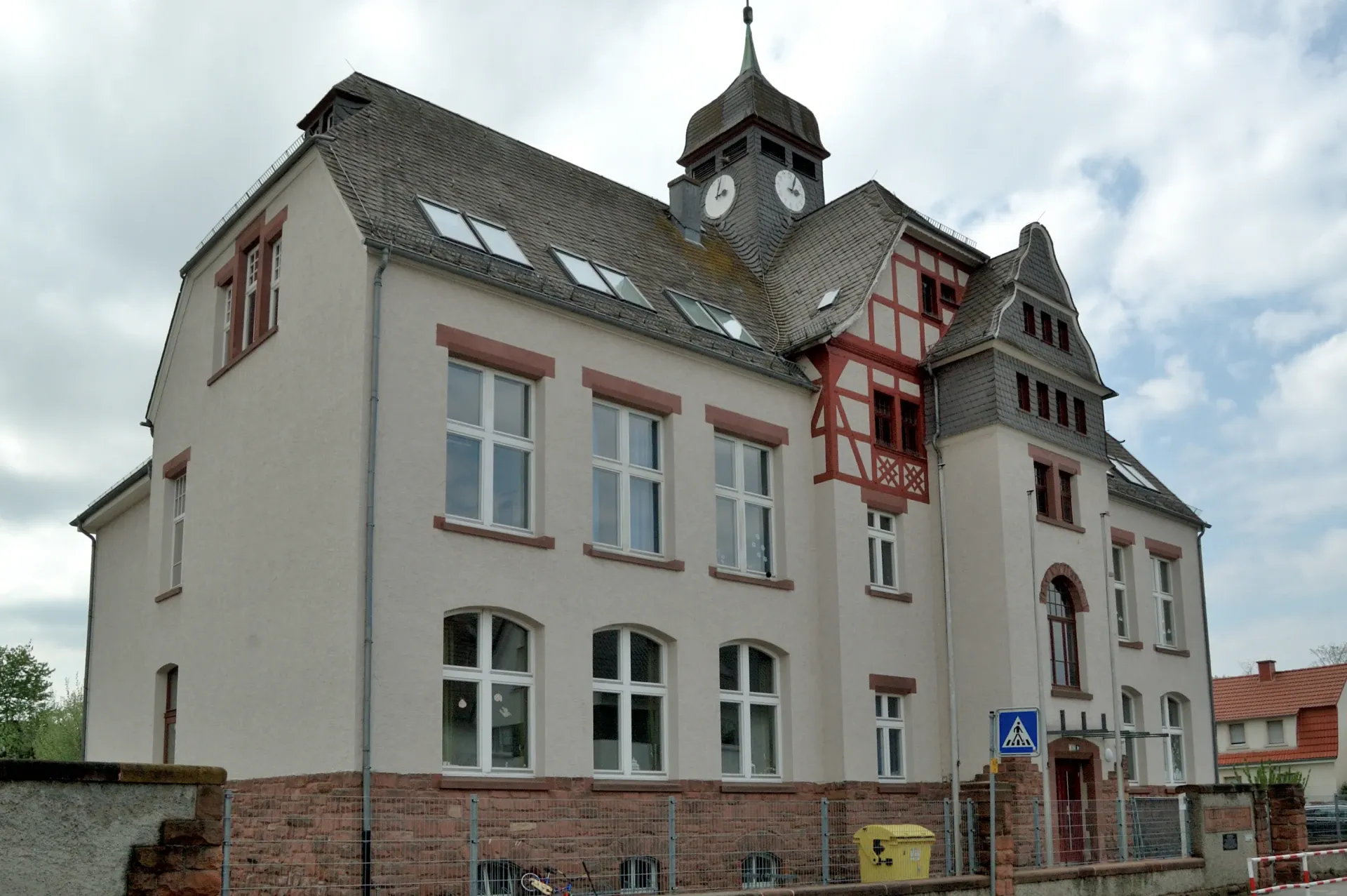 Albert-Schweitzer-Schule an der Querstraße in Mörfelden-Walldorf