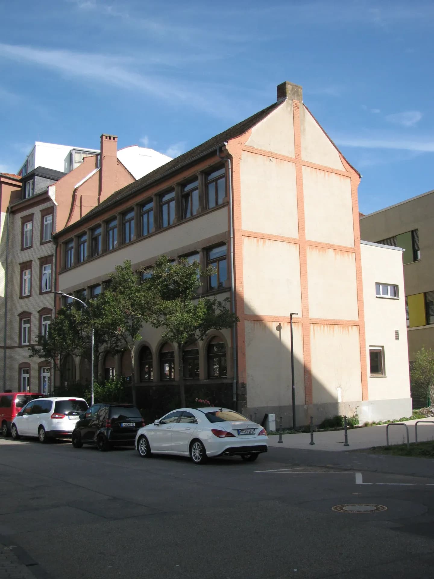 Wohnhaus mit gegliederter Giebelwand in der Alfred-Delp-Straße in Hanau