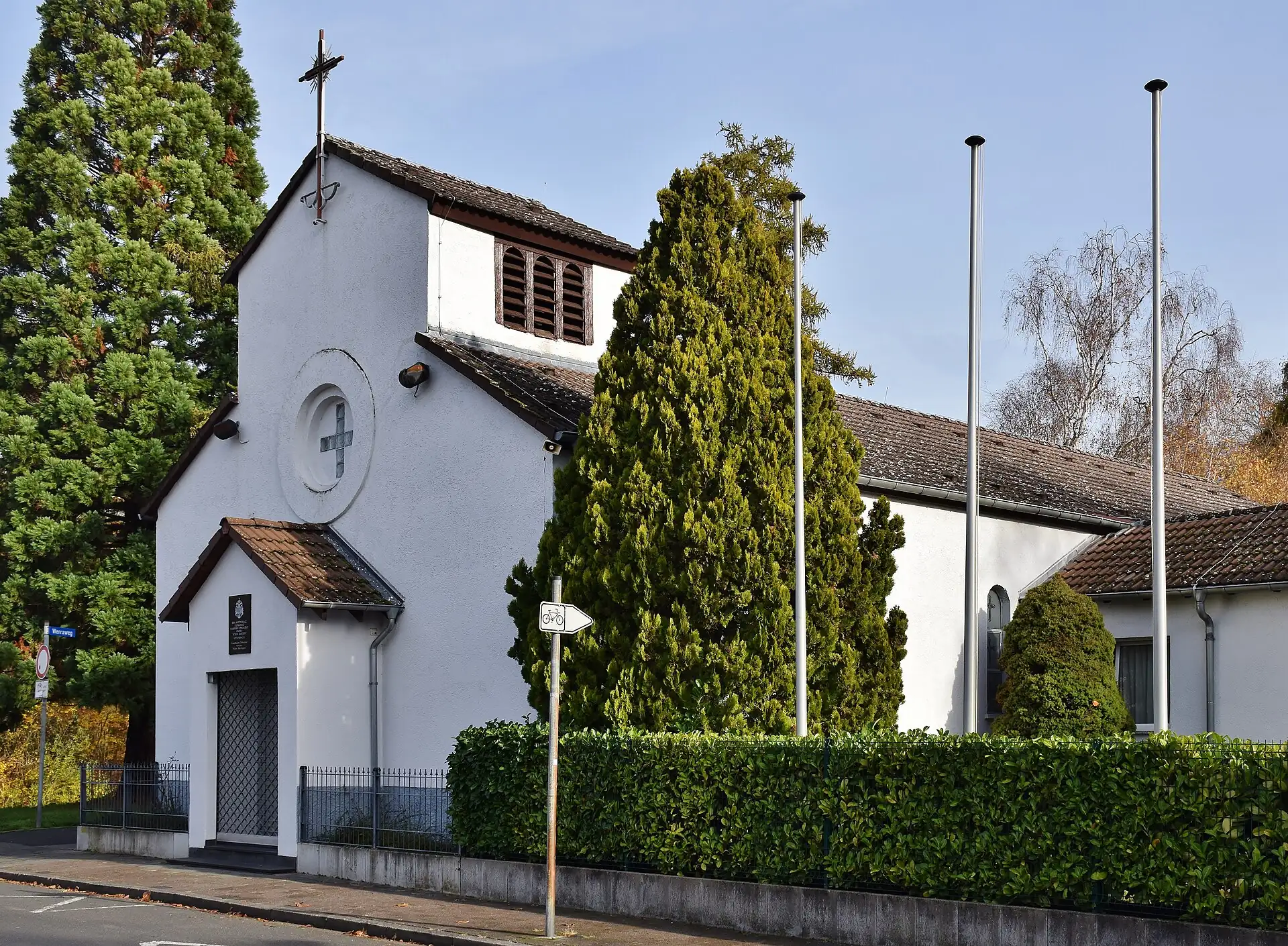 Eingang der Kirche Allerheiligen in Offenbach-Tempelsee