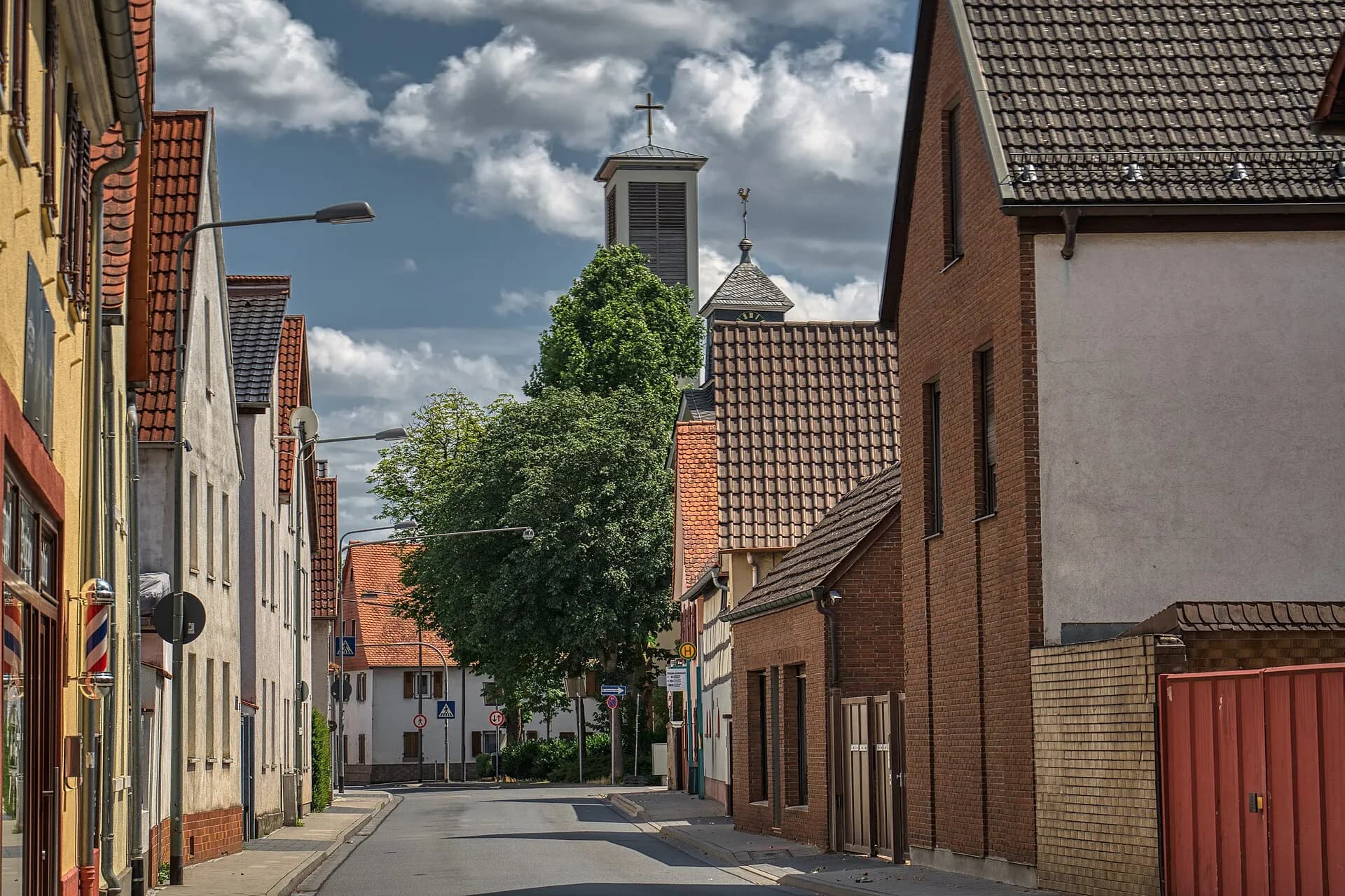 Straßenzug Alt-Zeilsheim mit Kirchturm in Frankfurt