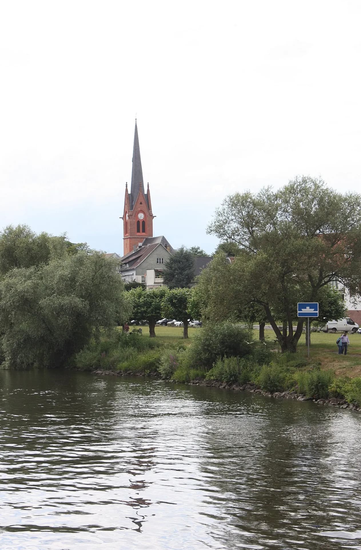 Evangelische Kirche über dem Mainufer in Maintal-Dörnigheim