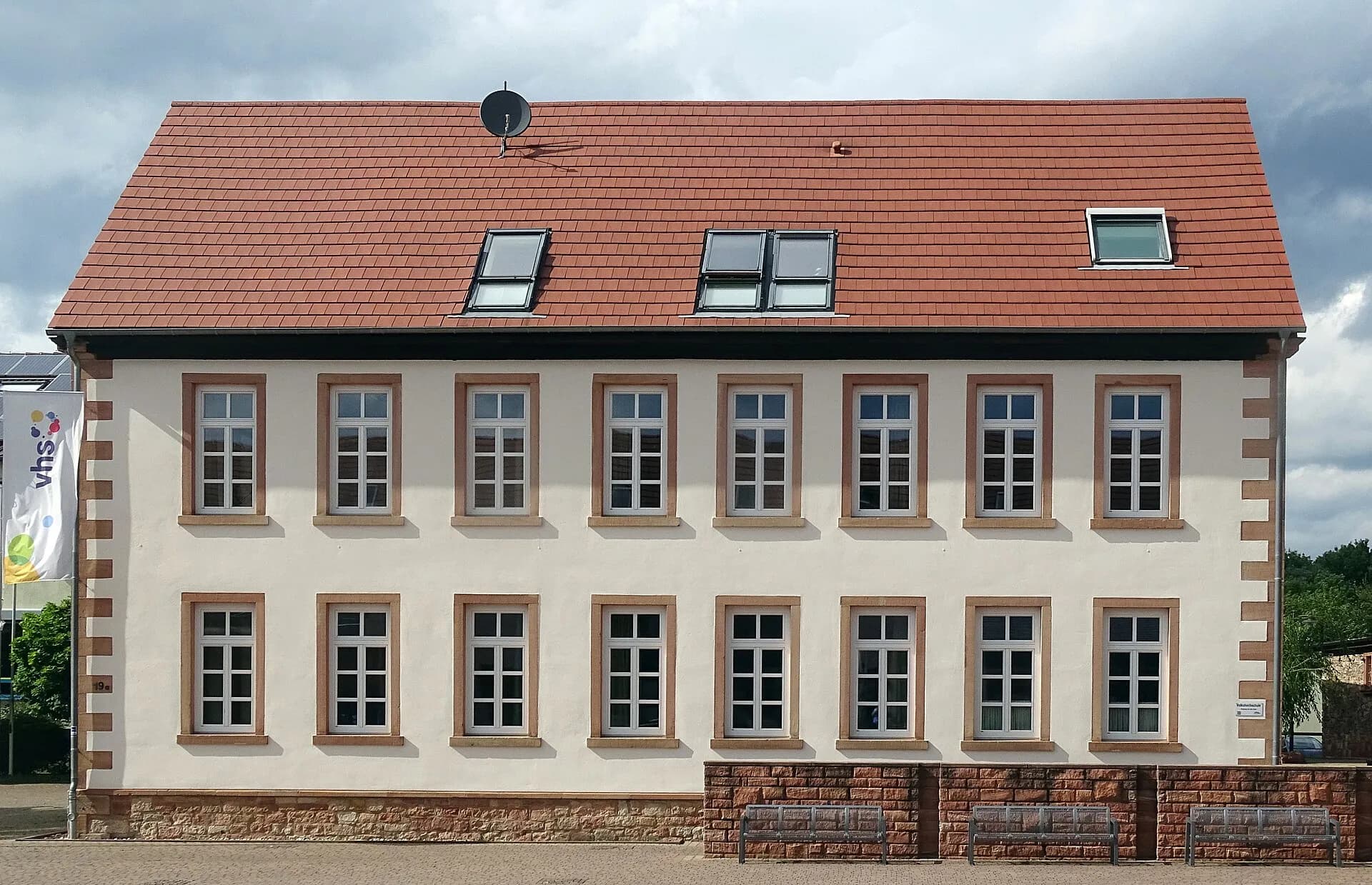Straßenansicht der Alten Schule in Kahl am Main