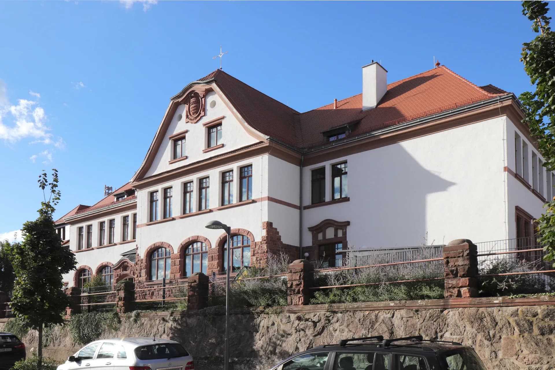 Historisches Schulgebäude in der Lorenz-Heim-Straße in Goldbach