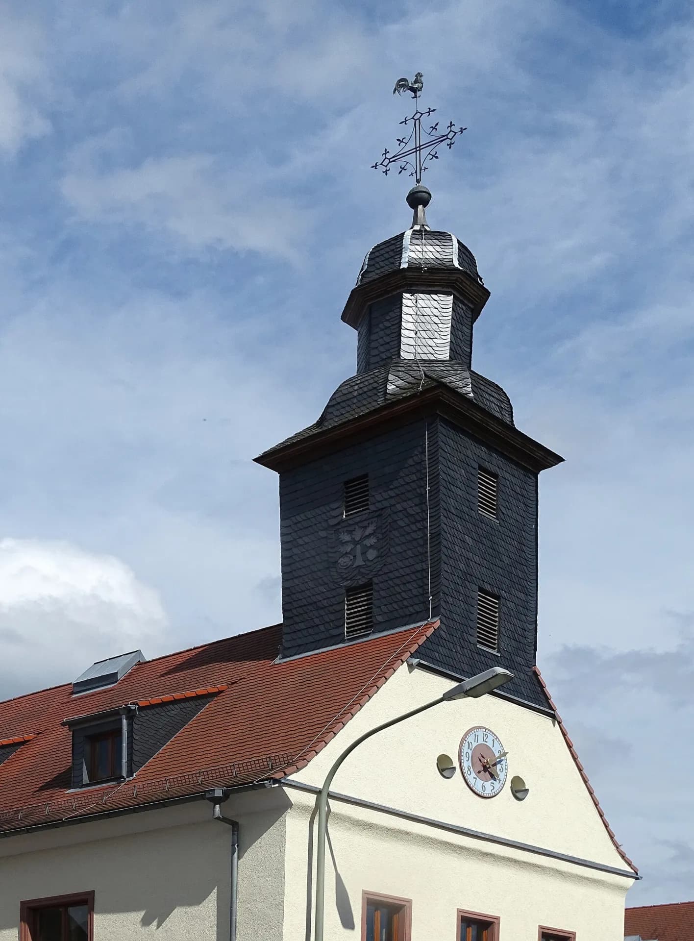 Turm der ehemaligen Laurentiuskirche über den Dächern von Kleinostheim