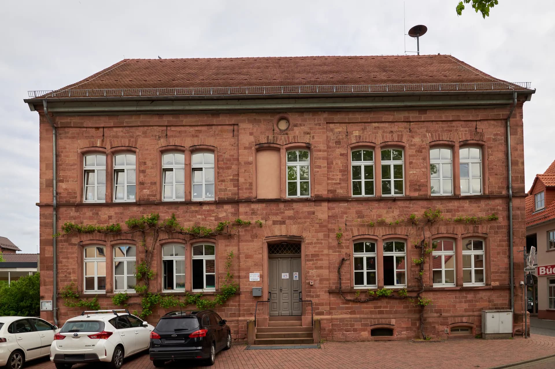 Altes Schulhaus aus Sandstein in Niedernberg