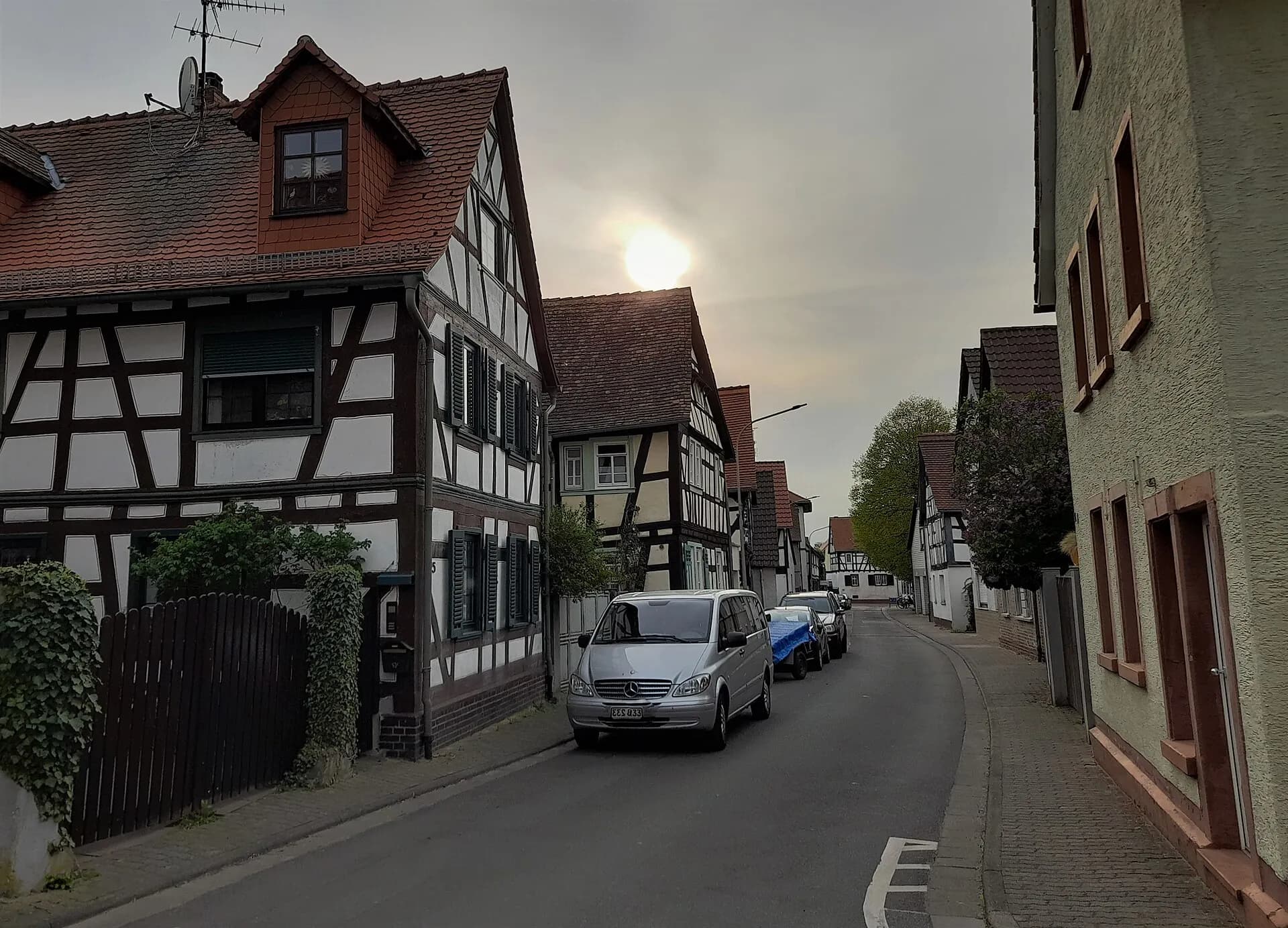 Fachwerkgasse im historischen Ortskern von Messel