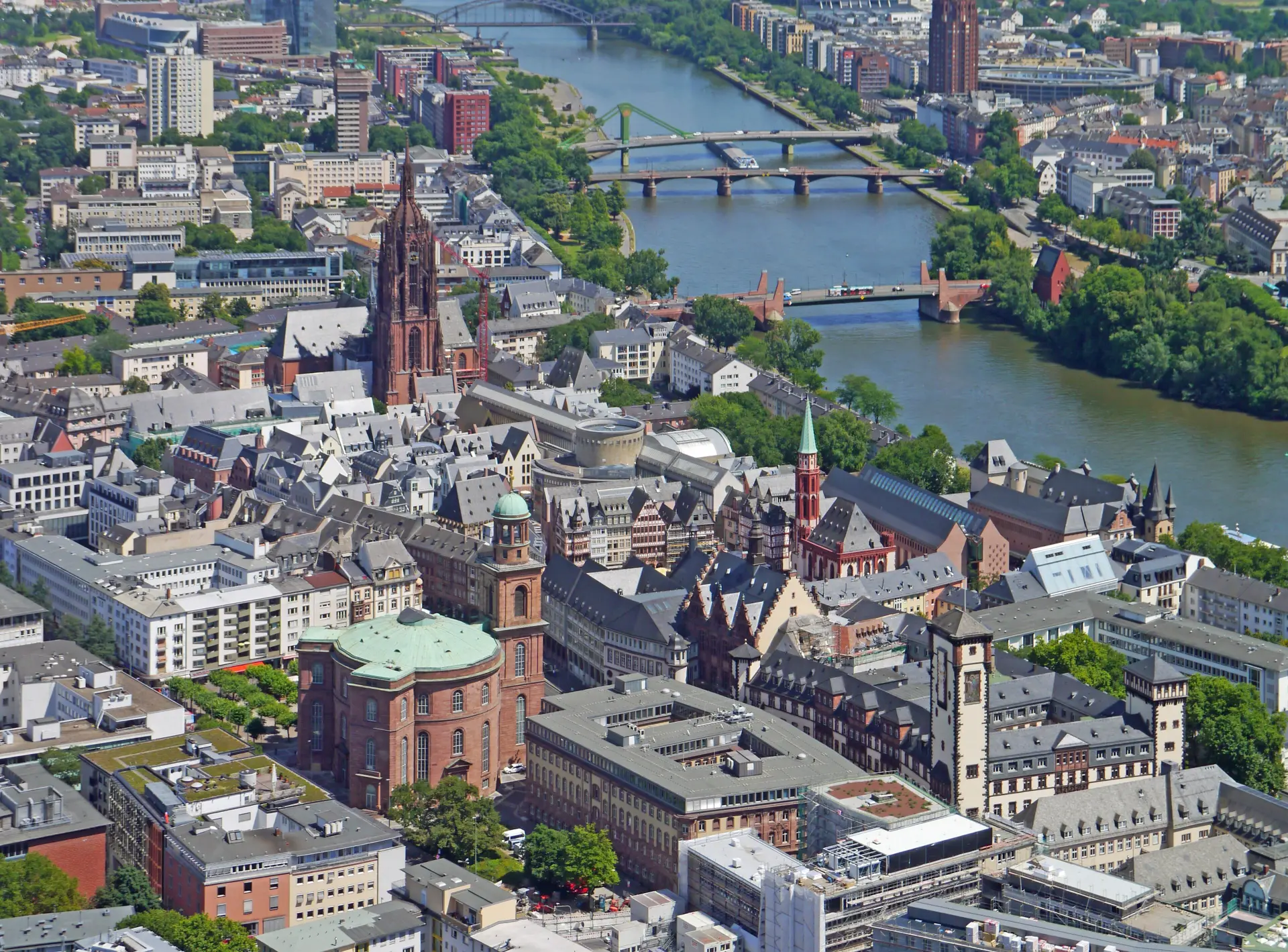 Frankfurter Altstadt mit Main und Brücken von oben
