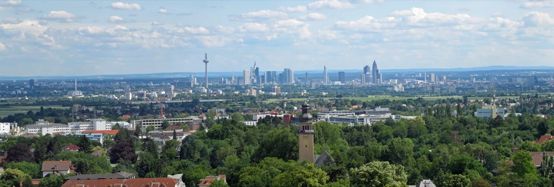 Blick über Oberursel (Taunus) zur Frankfurter Skyline