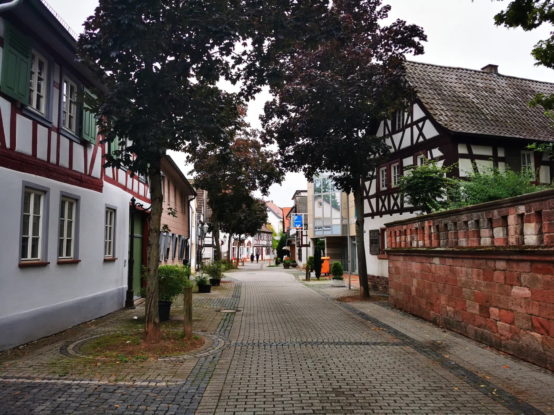 Gepflasterte Altstadtgasse mit Fachwerkhäusern in Groß-Gerau
