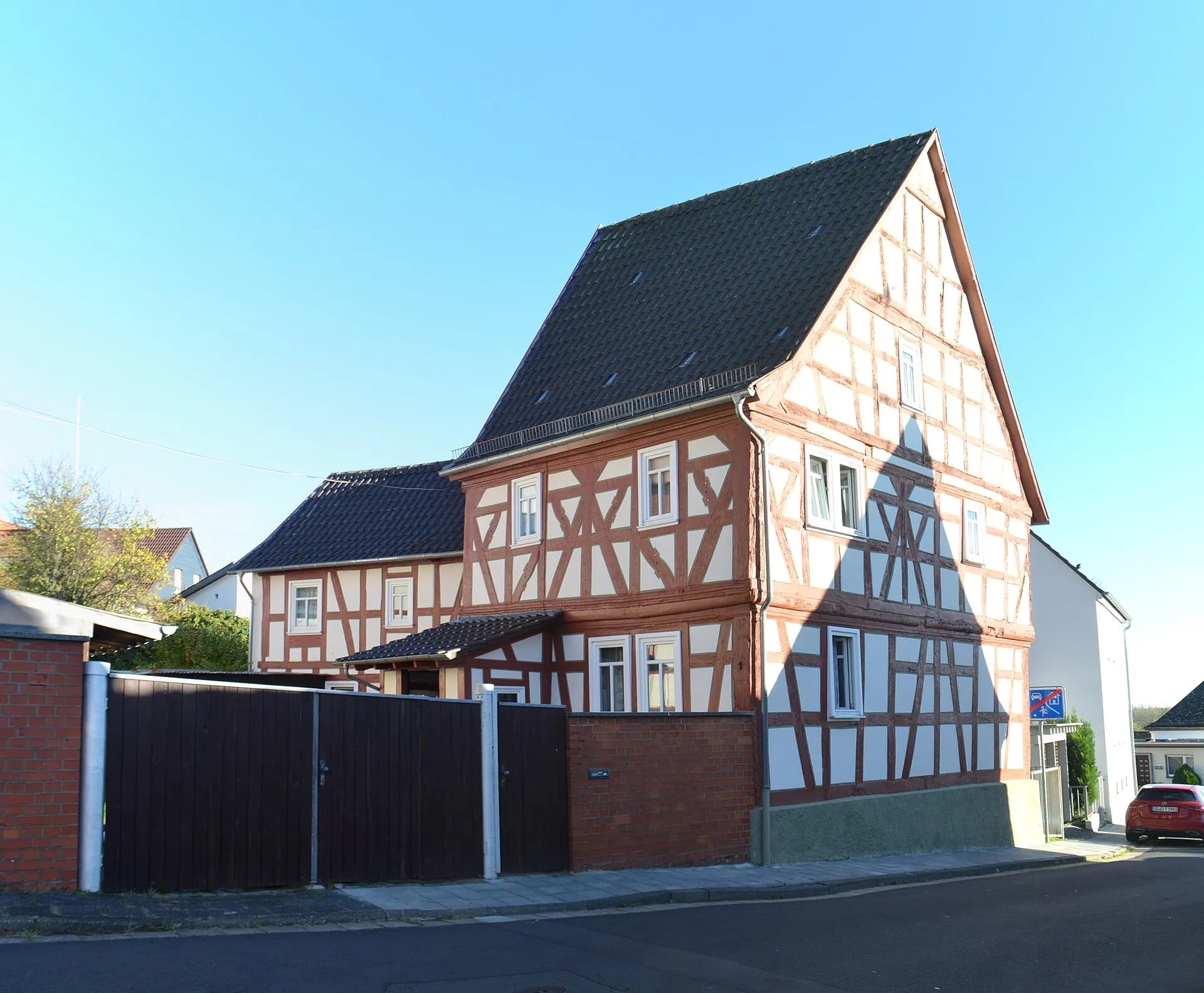 Giebelseite des Hauses Am Pfarrhof 1 in Maintal-Hochstadt
