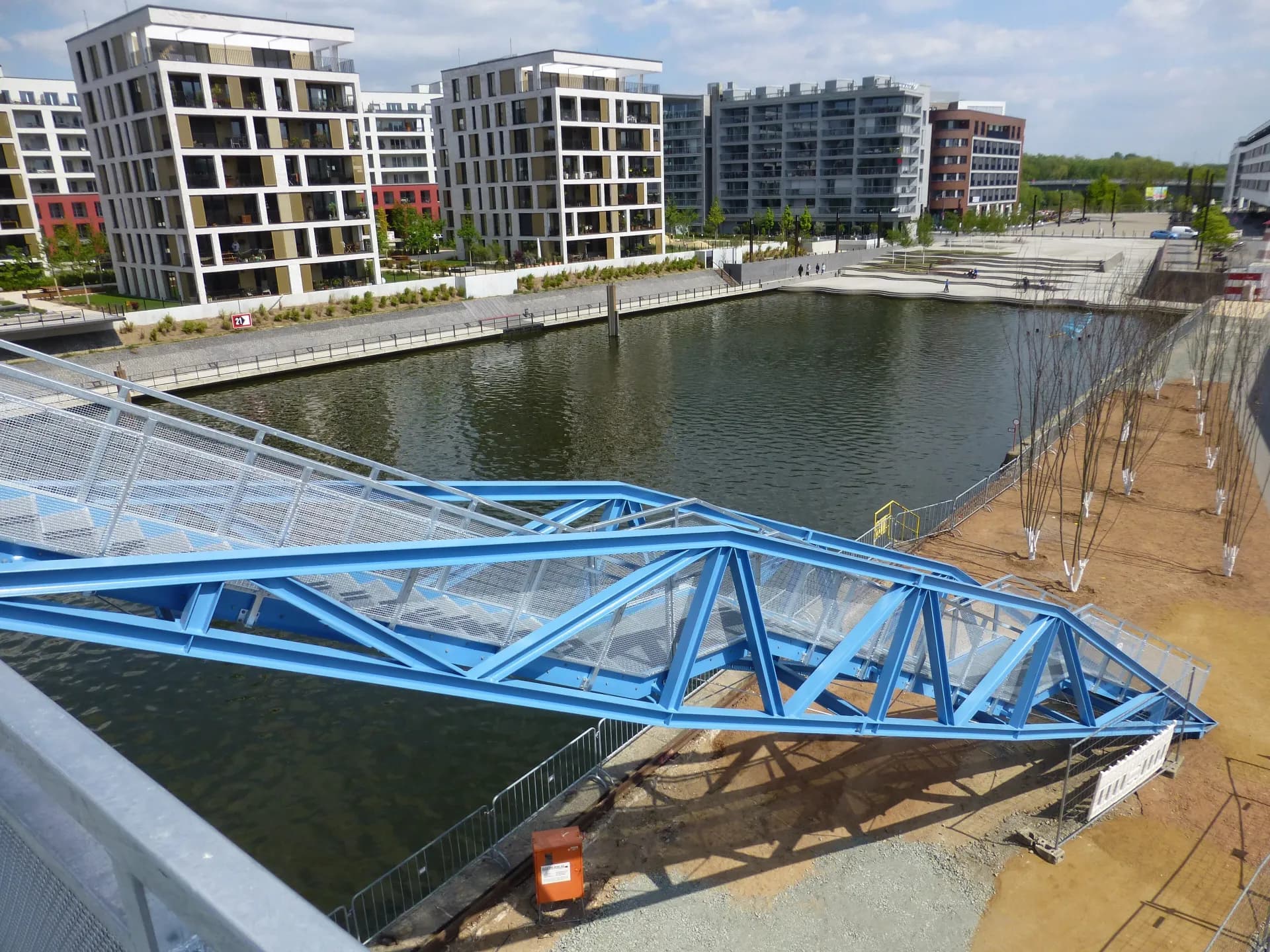 Aussichtstreppe am Hafenbecken in Offenbach-Hafen