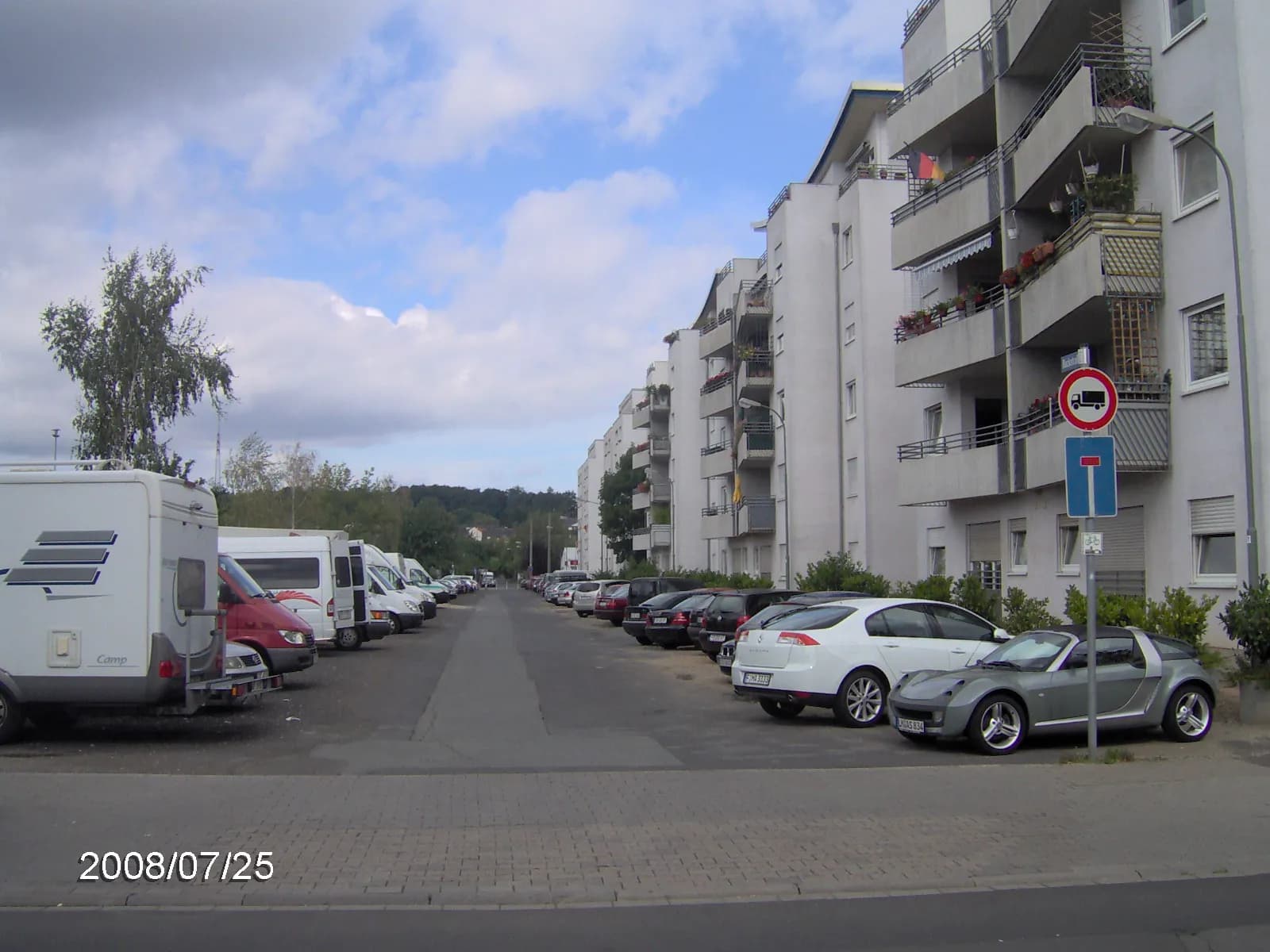 Wohnstraße mit Mehrfamilienhäusern in Offenbach-Buchrain