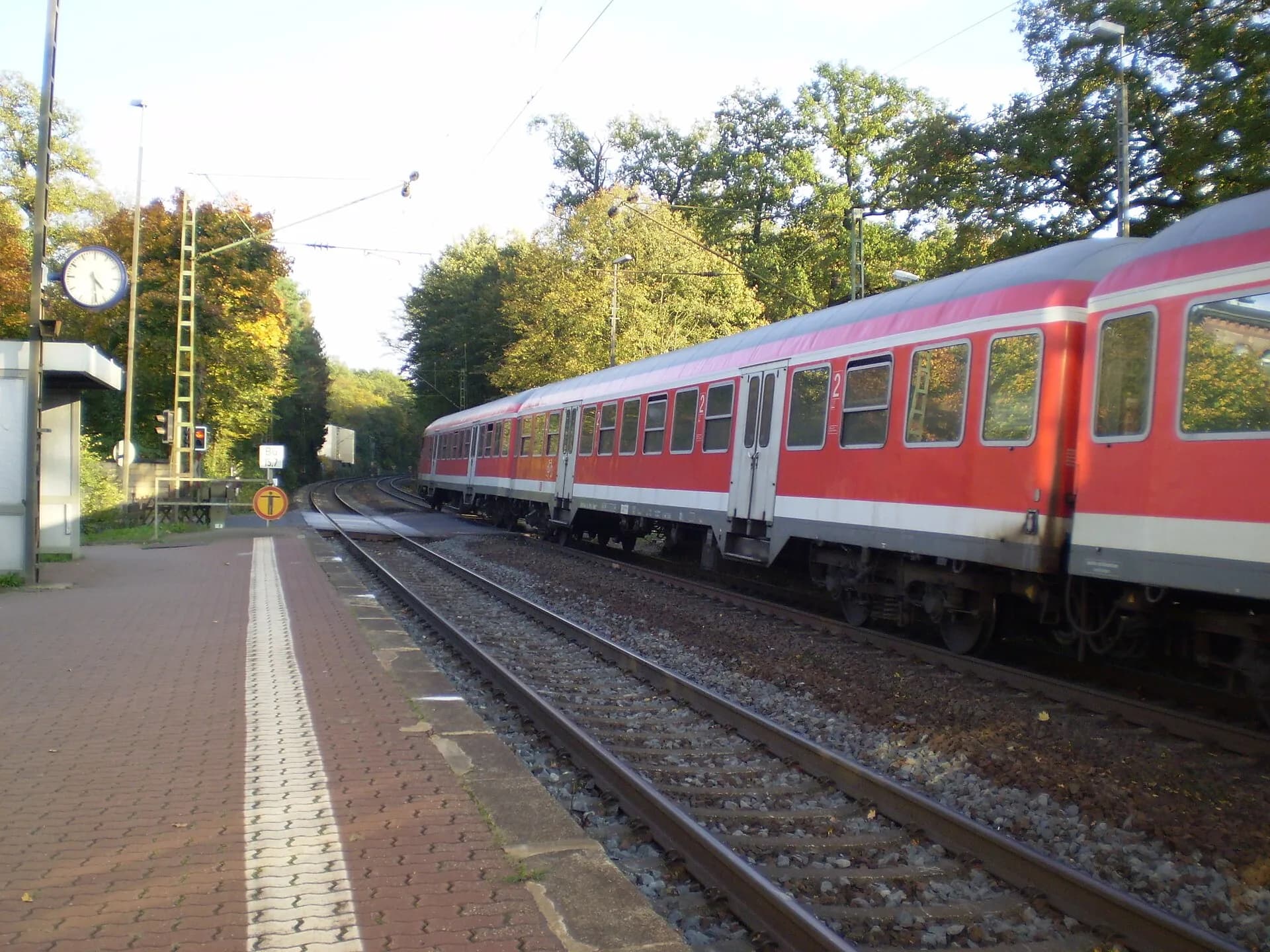 Regionalbahn am Bahnsteig des Bahnhofs Wilhelmsbad in Hanau
