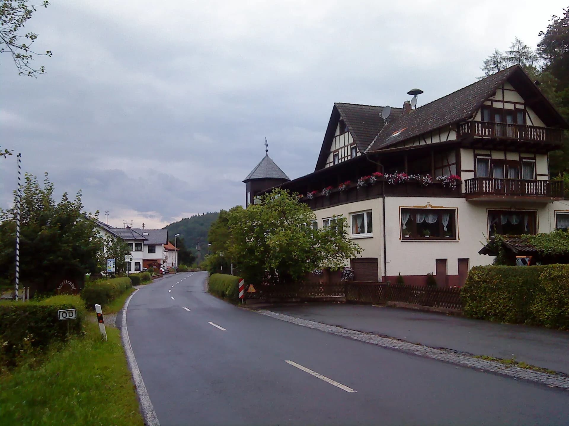 Straßenansicht der Bamberger Mühle in Kleinkahl