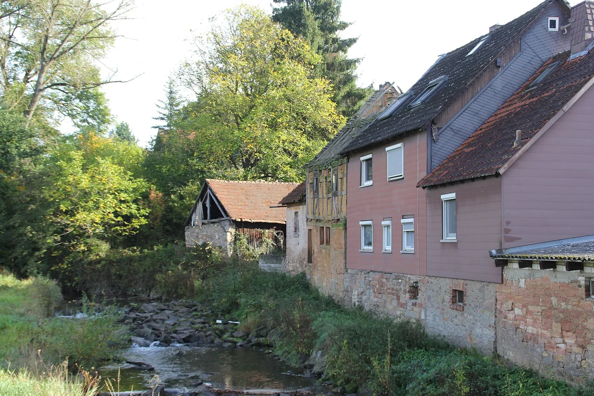 Häuserzeile am Bachlauf bei der Blankenbacher Mühle in Blankenbach