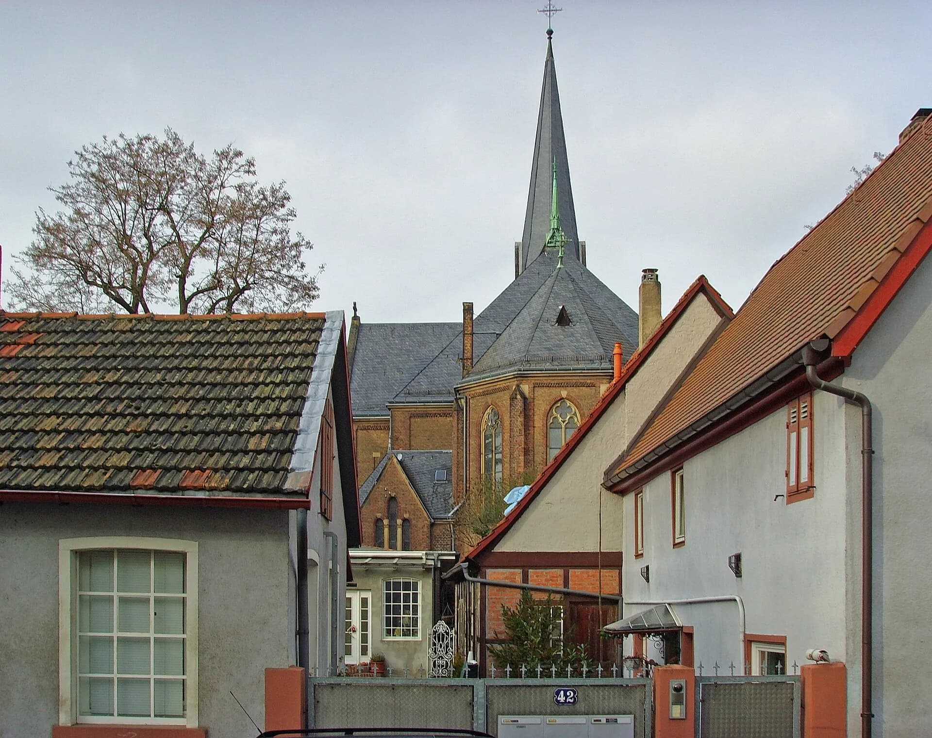 Blick über den Ortskern auf St. Peter und Paul in Frankfurt Heddernheim