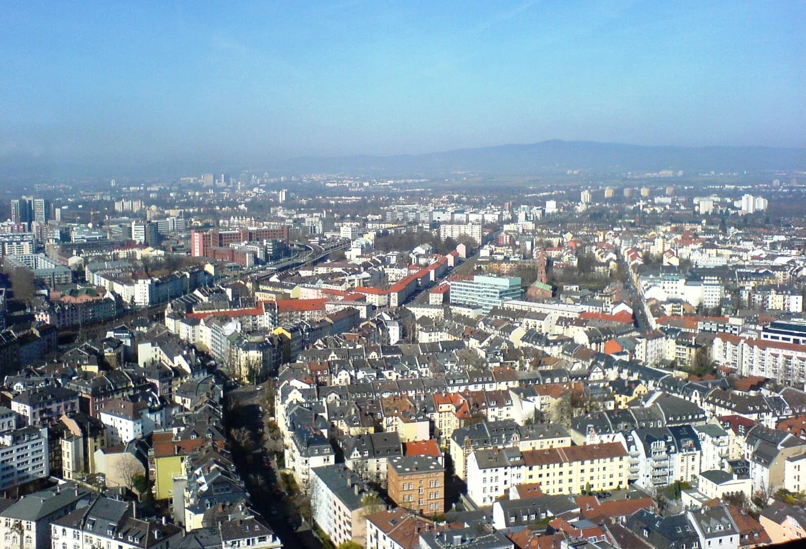 Blick über Frankfurt Bockenheim Richtung Taunus