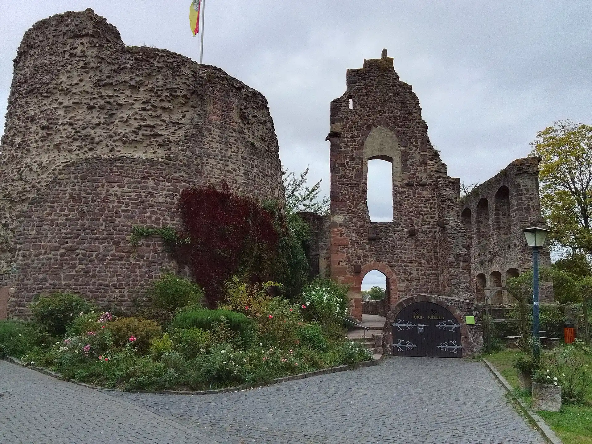 Bergfried der Burg Hayn in Dreieich-Dreieichenhain