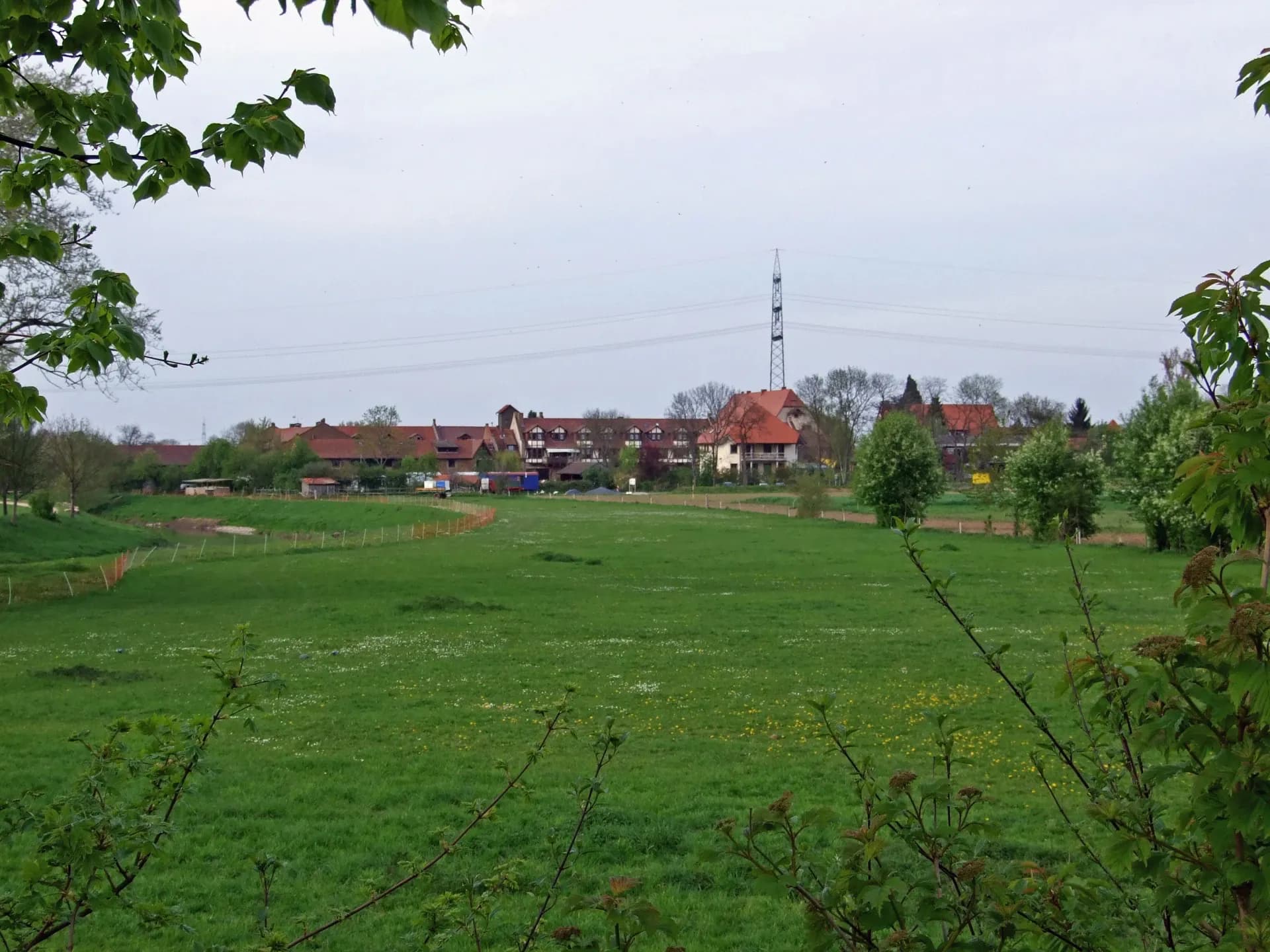 Blick über die Felder zum Dottenfelderhof in Bad Vilbel