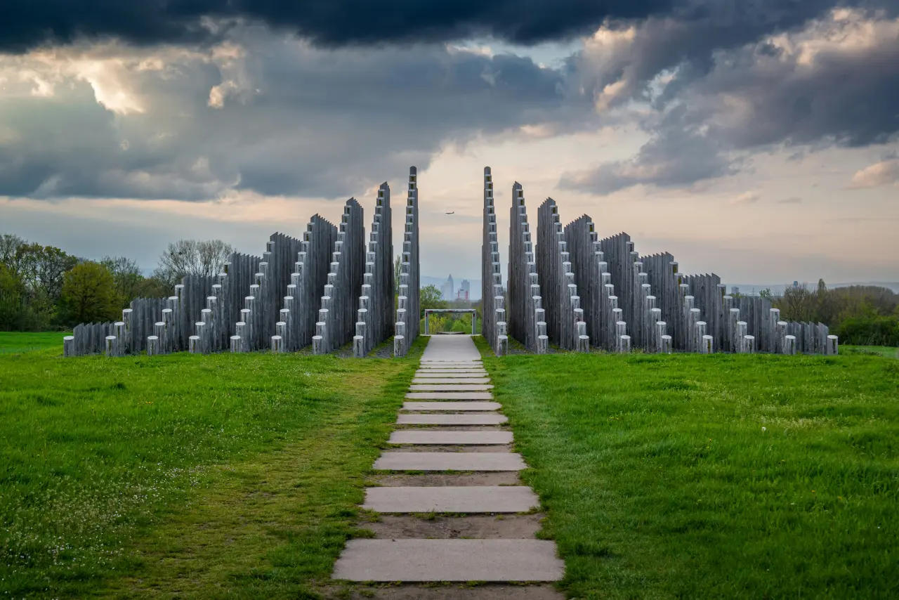 Stangenpyramide Auf der Hub mit Blick auf die Frankfurter Skyline in Dreieich-Götzenhain