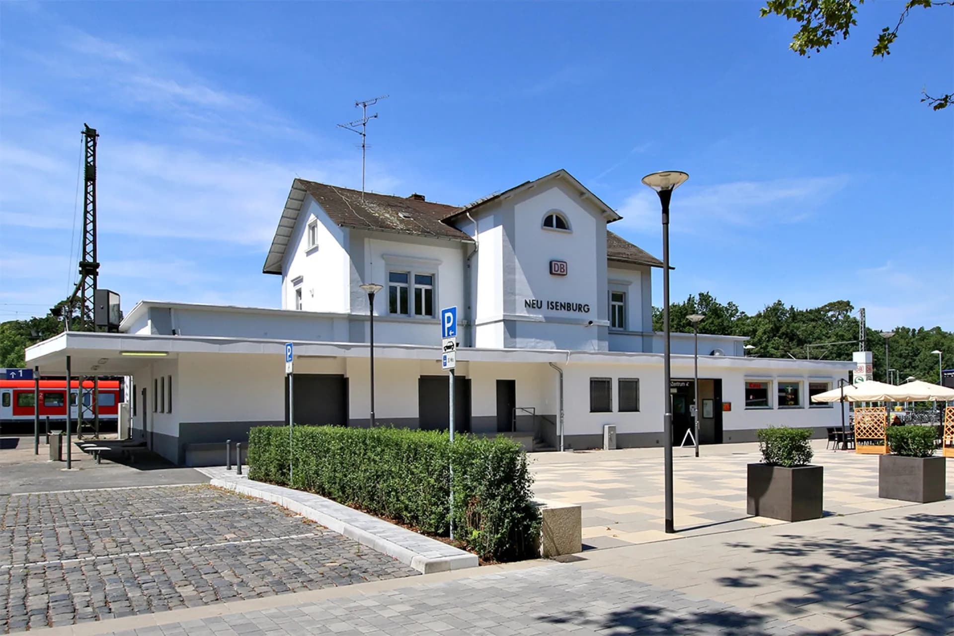 Empfangsgebäude am Bahnhof Neu-Isenburg