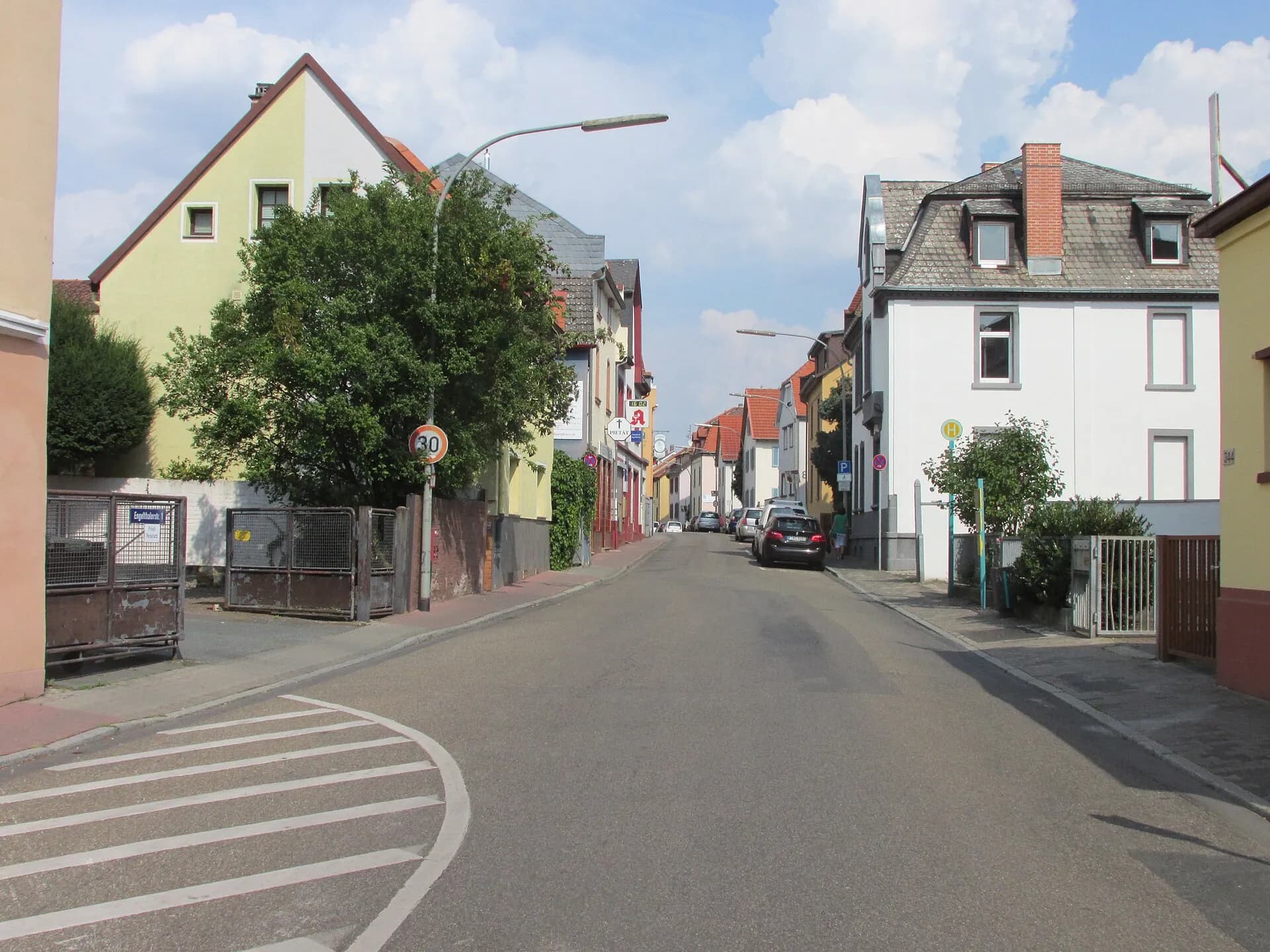 Straßenzug in der Engelthaler Straße in Frankfurt Eckenheim