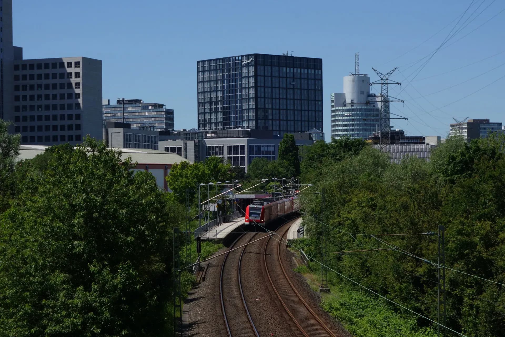 S-Bahn an der Station Eschborn Süd vor den Bürotürmen der Deutschen Börse