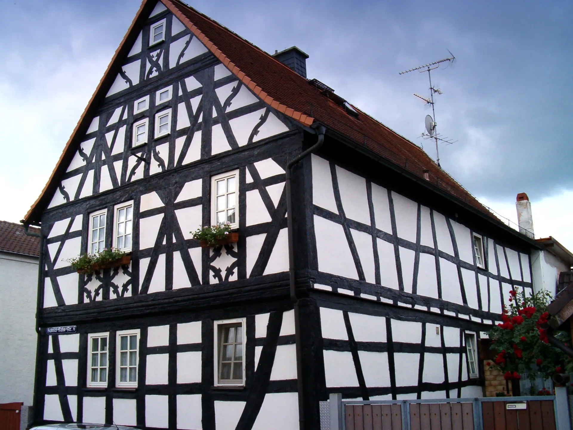 Reich verziertes Fachwerkhaus an der Heinrich-Sahm-Straße in Rodgau-Hainhausen