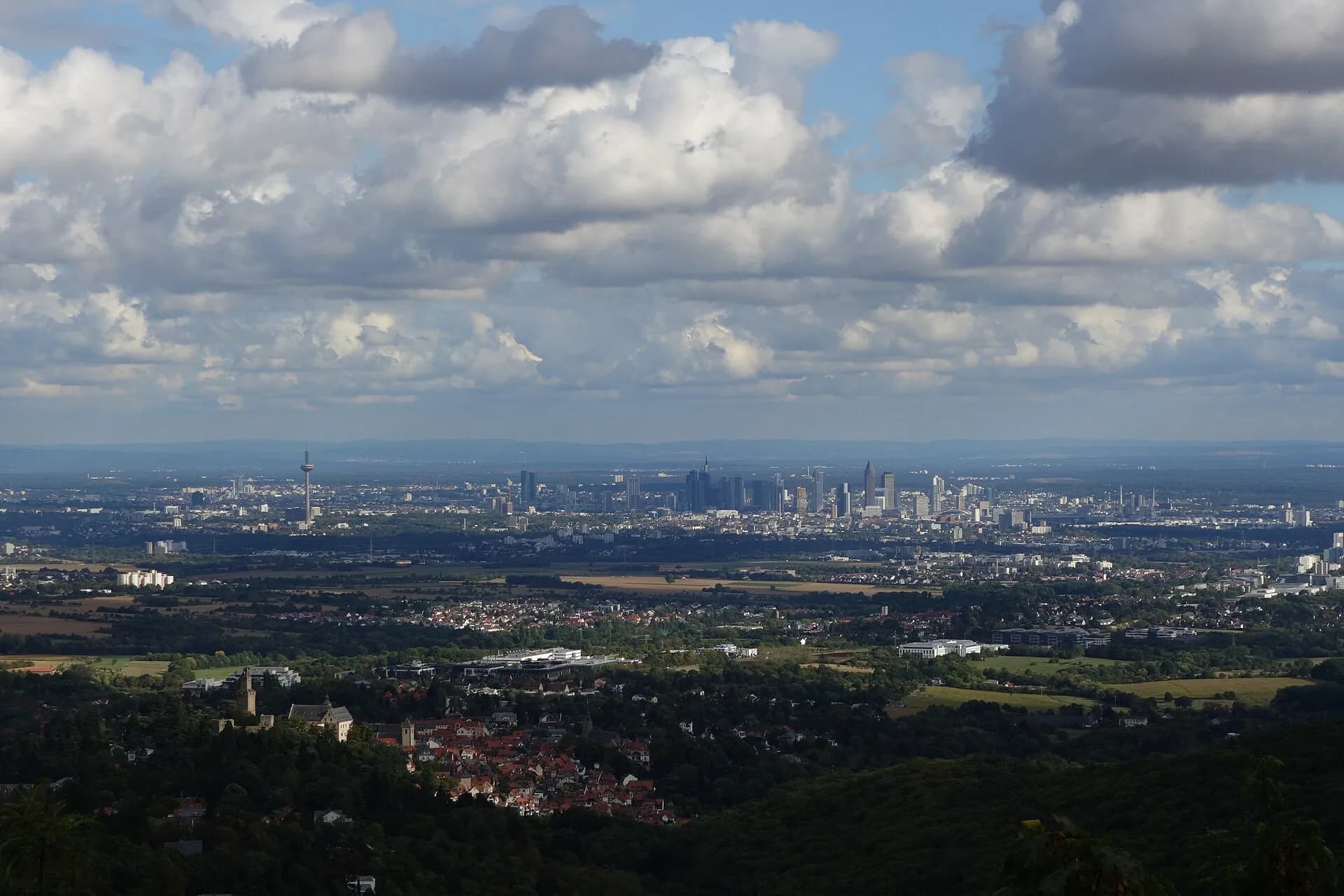 Blick von der Burgruine Falkenstein über die Mainebene