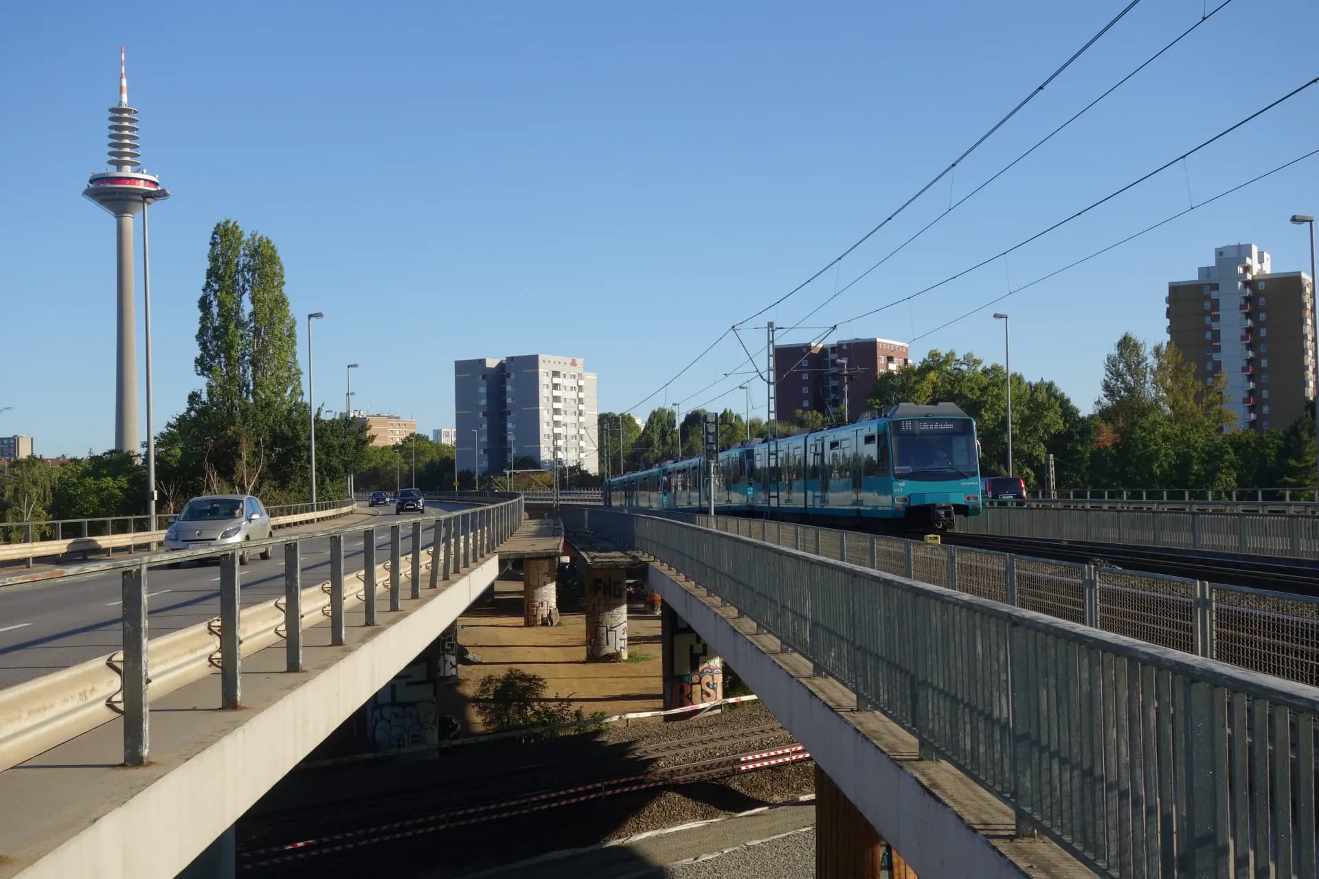 U-Bahn als Hochbahn an der Rosa-Luxemburg-Straße in Frankfurt Ginnheim