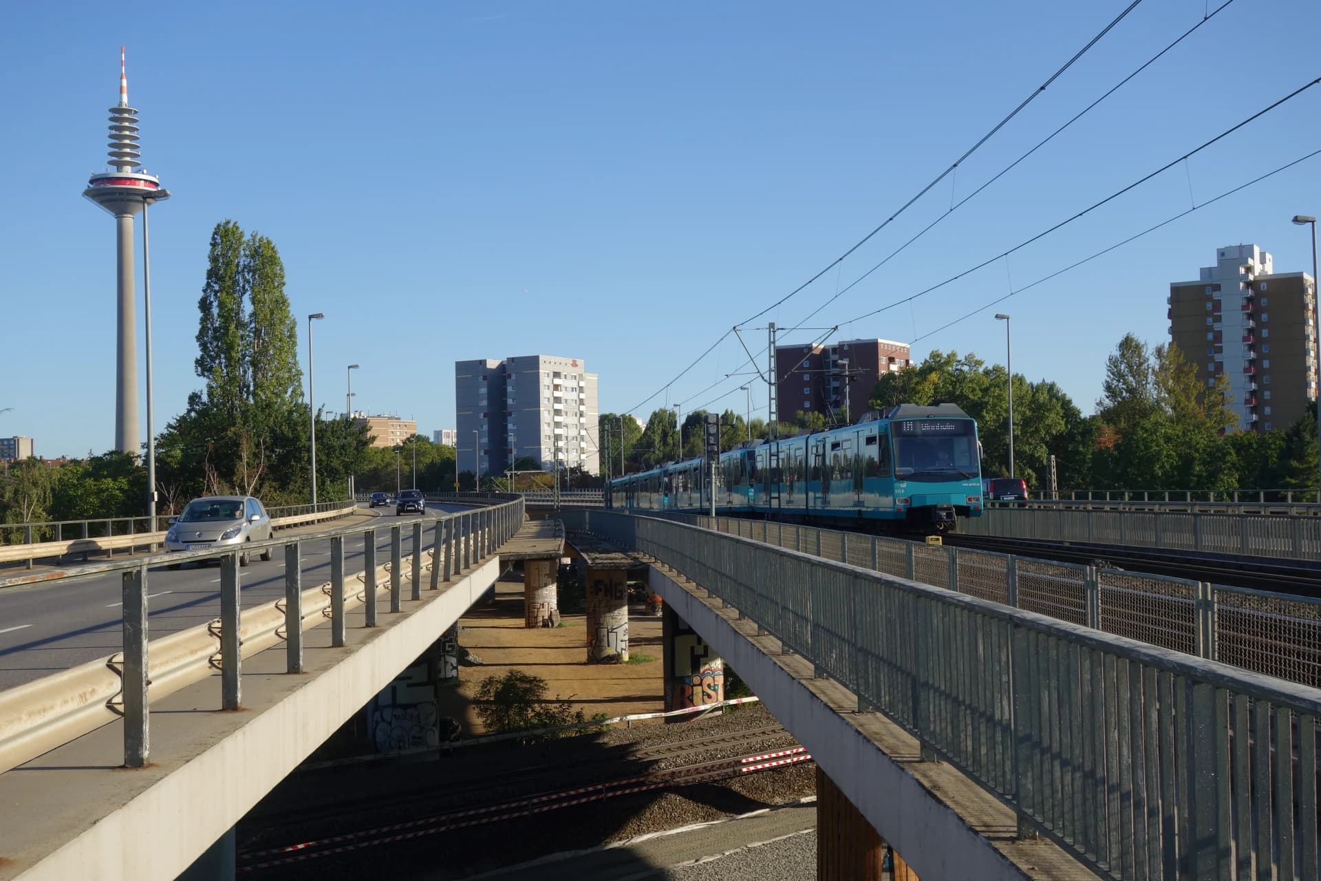U-Bahn als Hochbahn an der Rosa-Luxemburg-Straße in Frankfurt Ginnheim