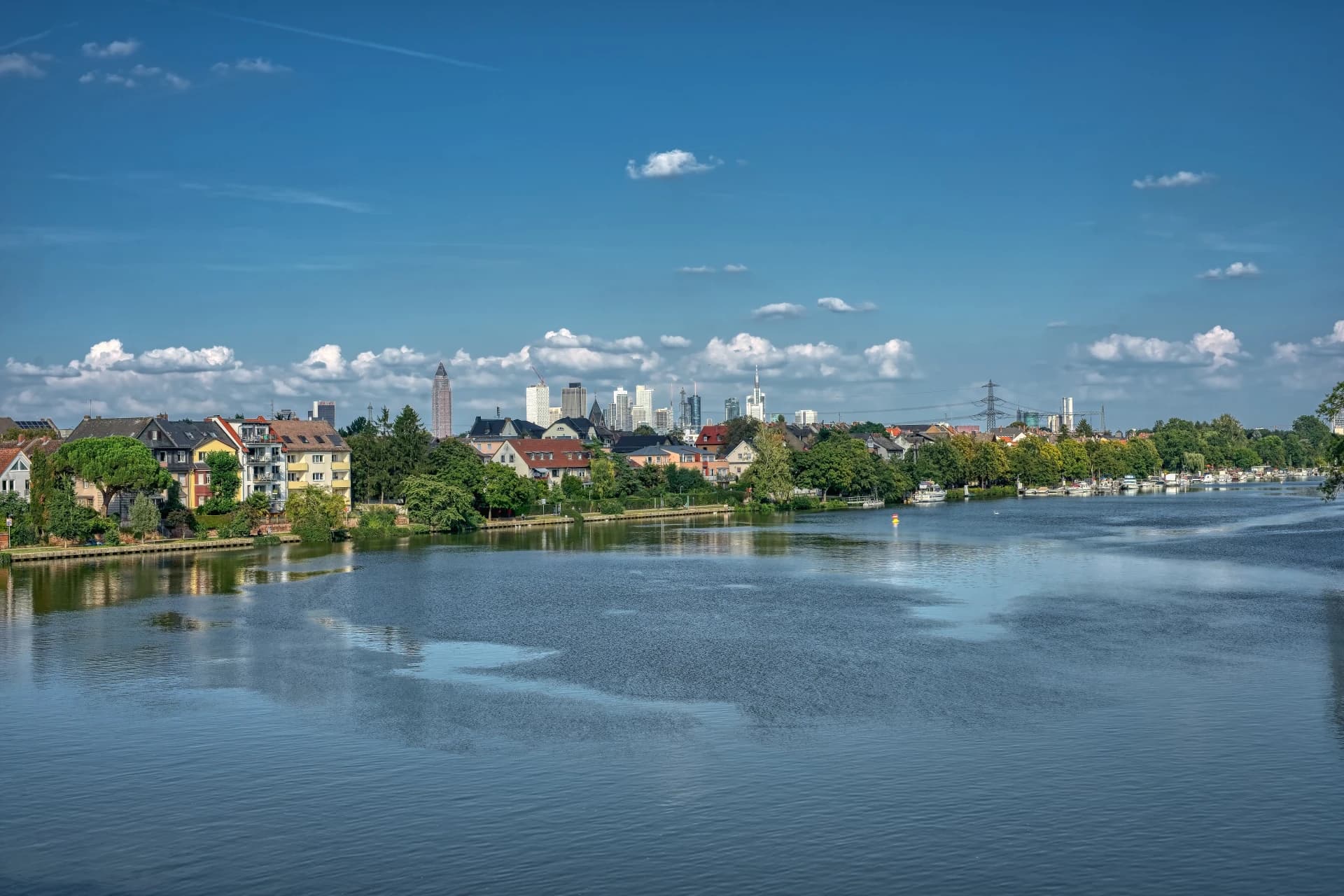 Mainufer mit Blick auf die Skyline in Frankfurt Griesheim