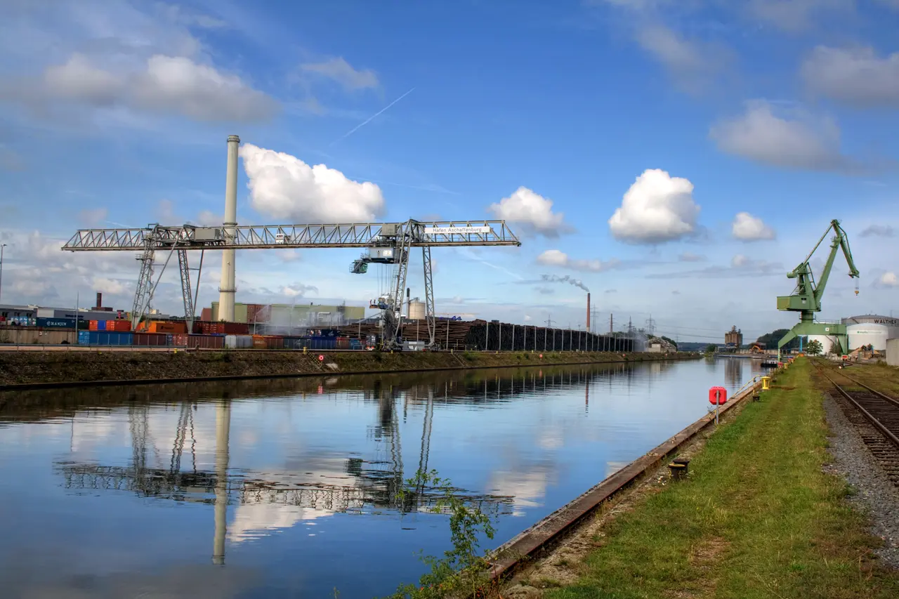 Hafen Aschaffenburg mit Verladekränen und Containern am Kanal
