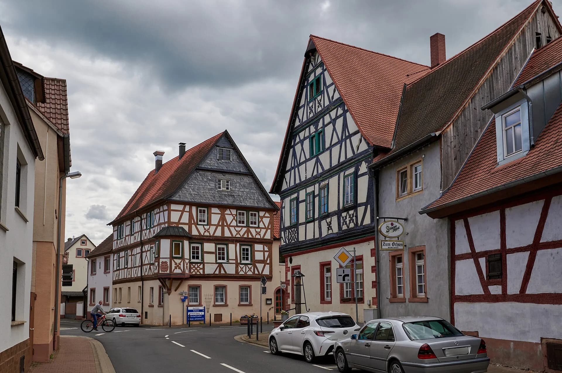 Häuserzeile an der Einmündung zur Hauptstraße in Großwallstadt