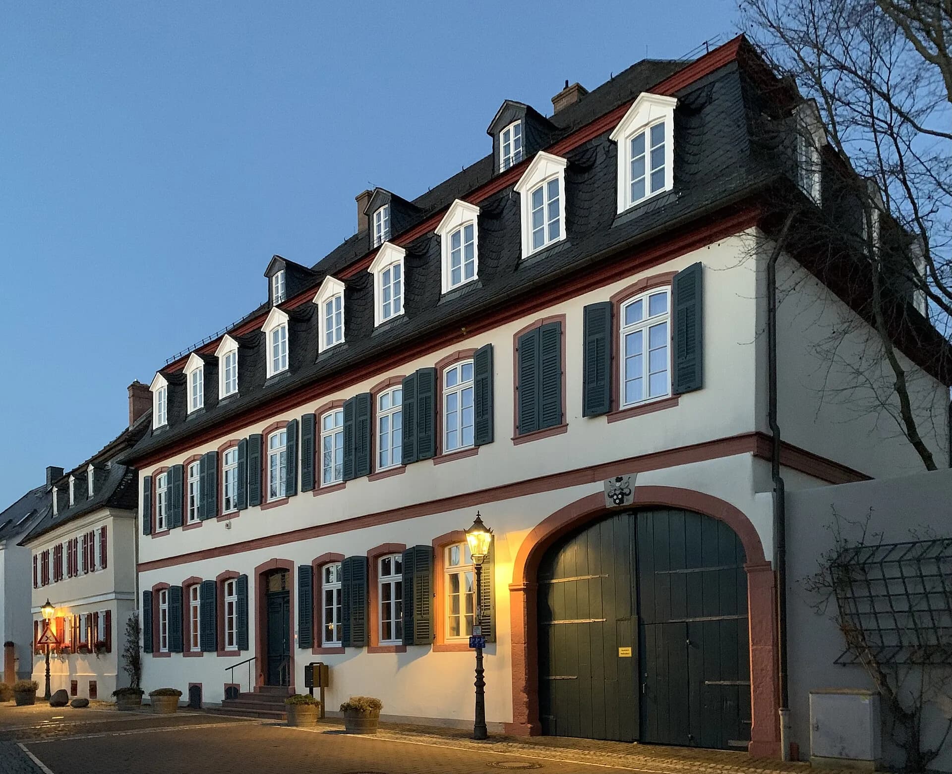 Ehemaliges Herrenhaus von Holzhausen am Abend in Bad Vilbel-Dortelweil