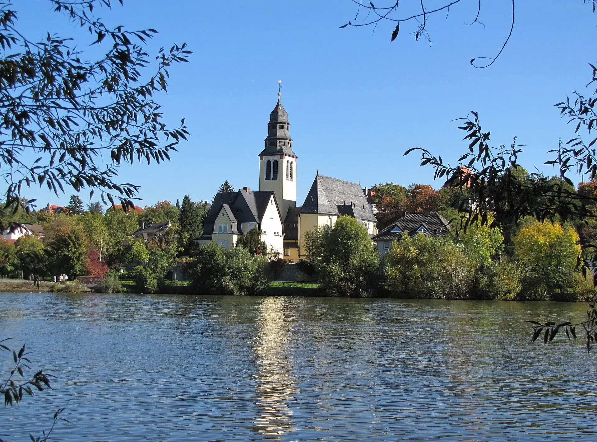 Herz-Jesu-Kirche über dem Mainufer in Kelsterbach