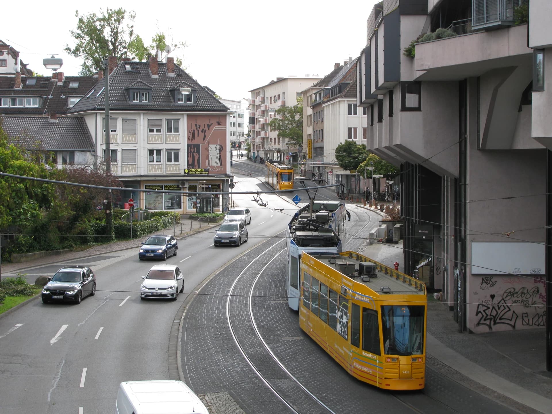 Holzstraße mit Straßenbahn in Darmstadt