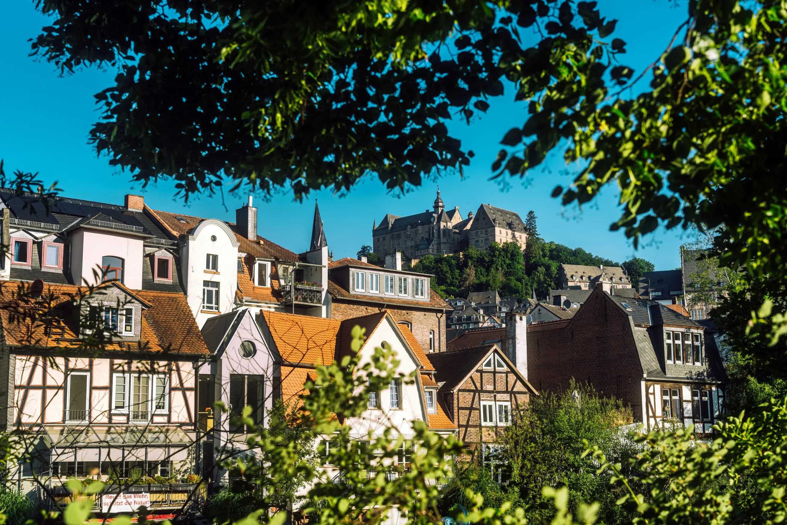Historische Altstadt mit Fachwerkhäusern unterhalb eines Schlosses
