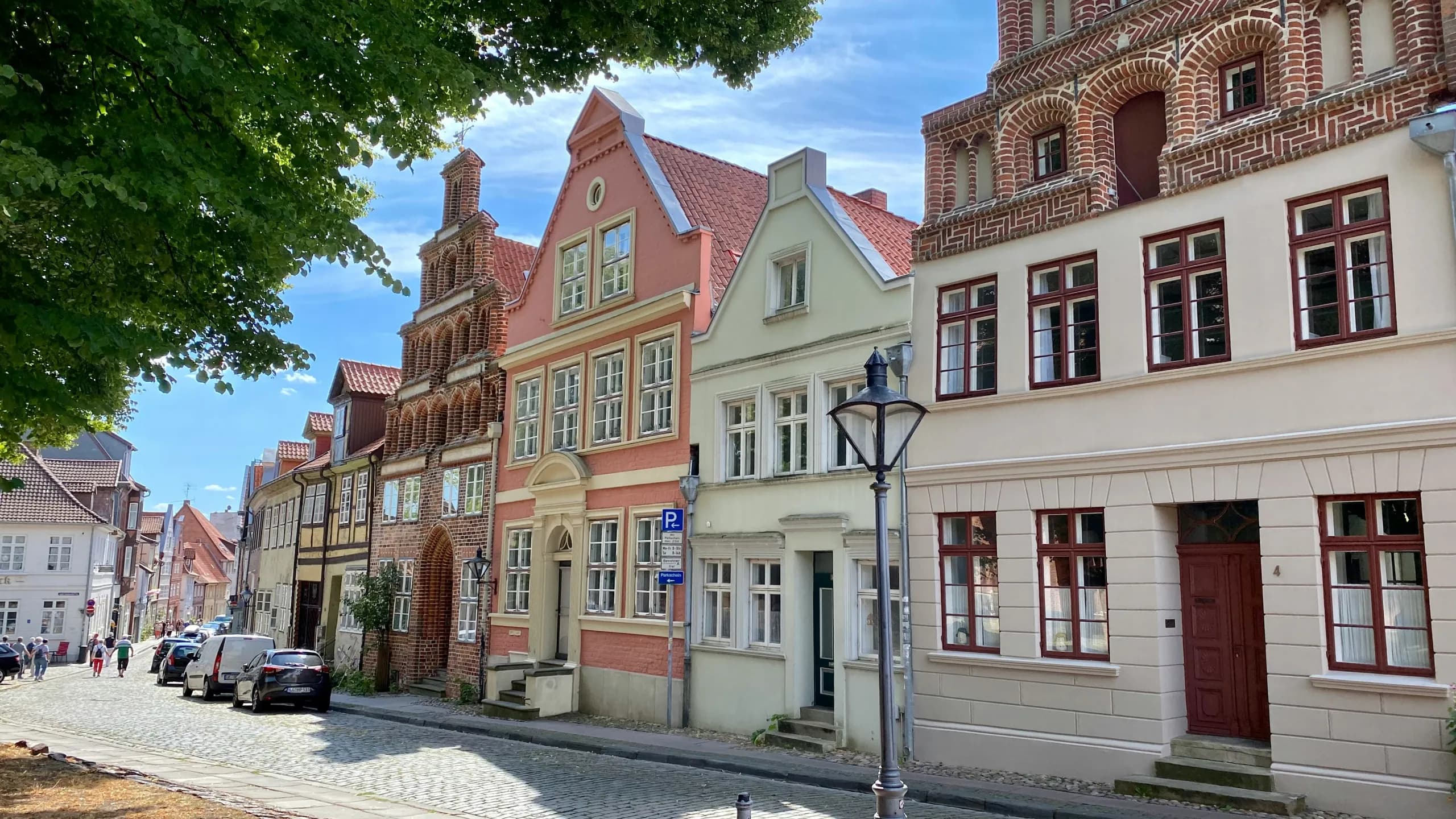 Historische Giebelhäuser an einer gepflasterten Altstadtstraße