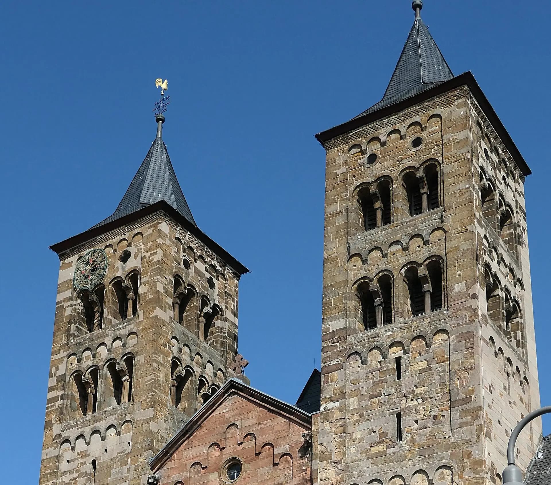 Turmpaar der Basilika im Ortsteil Ilbenstadt in Niddatal