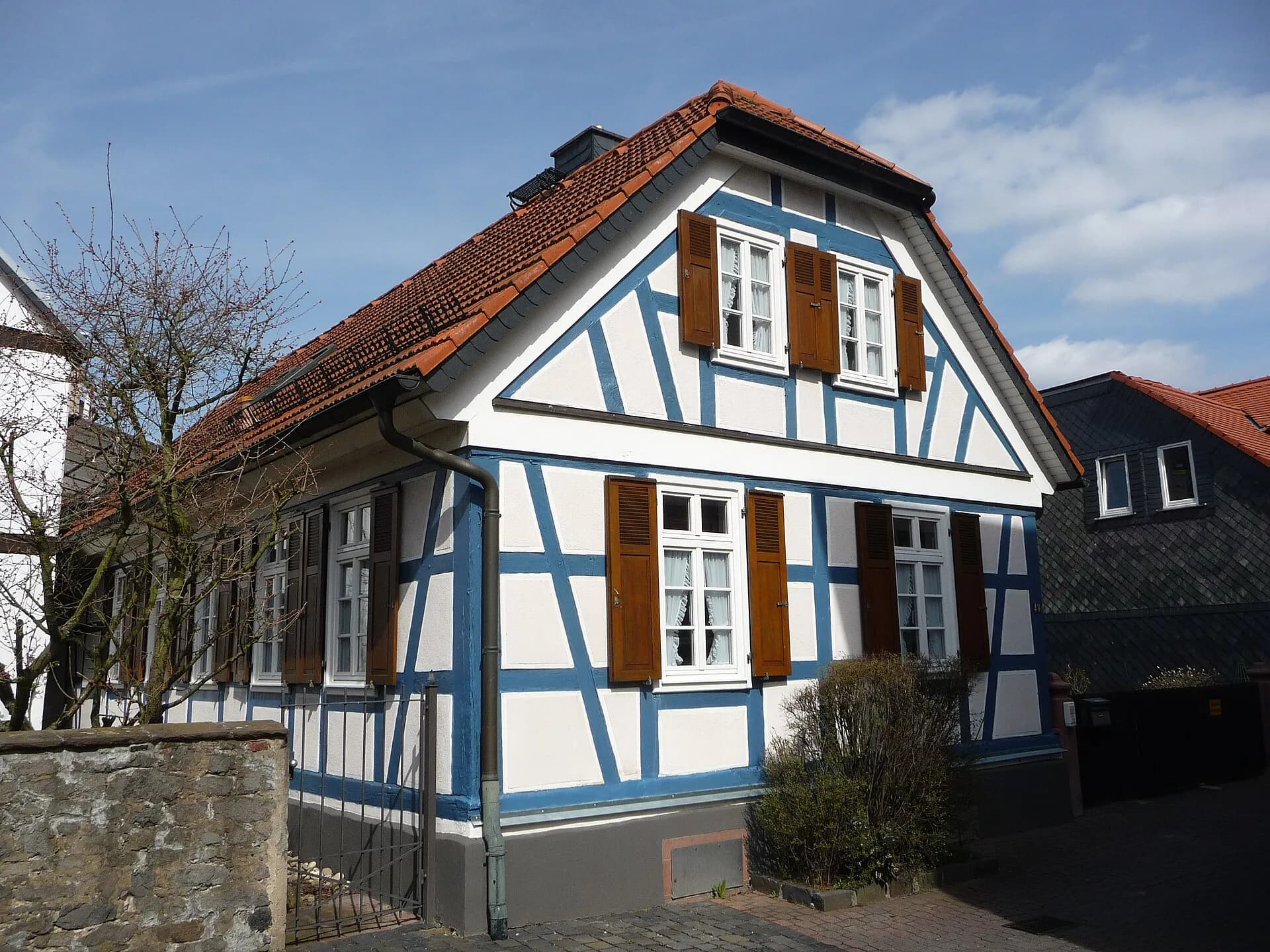 Blau-weißes Fachwerkhaus in der Mittelstraße in Hanau-Kesselstadt