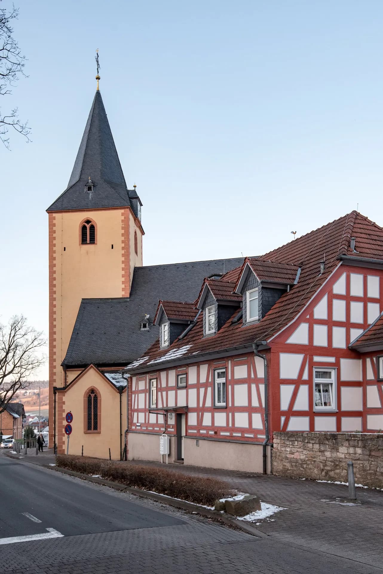Katholische Kirche und Fachwerkzeile an der Burgringstraße in Bad Orb