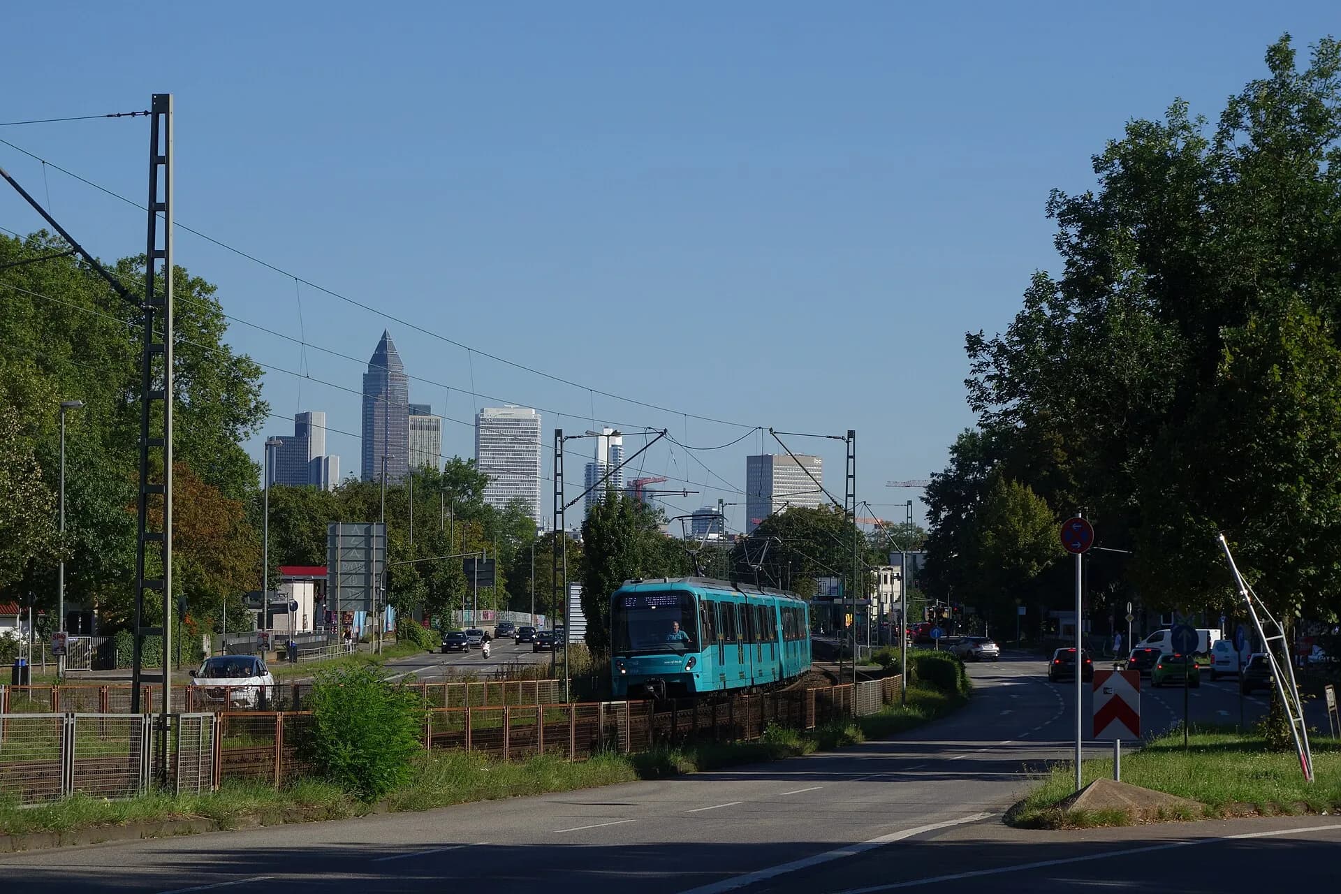 Ludwig-Landmann-Straße mit Blick auf die Skyline in Frankfurt