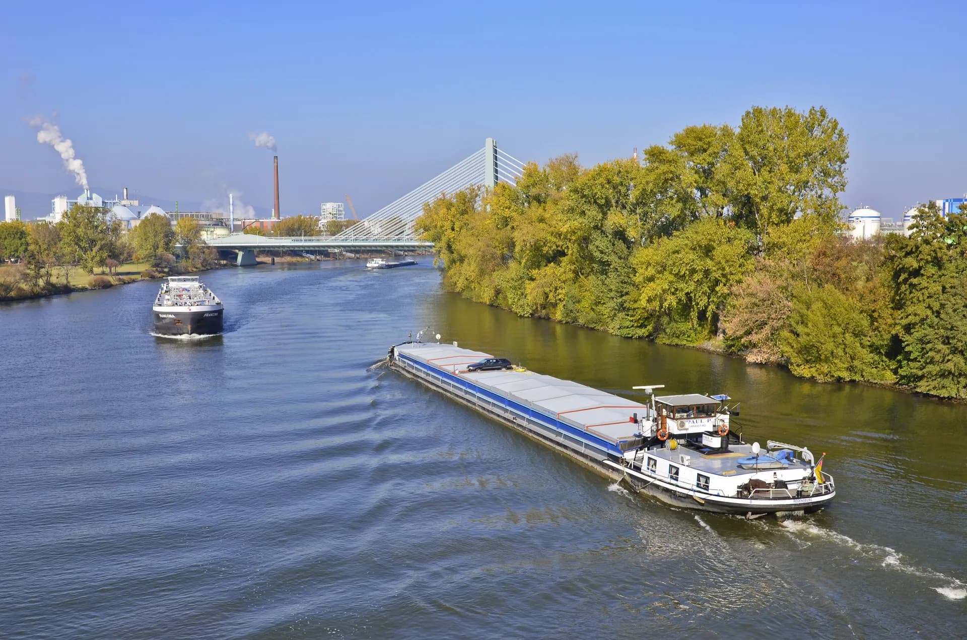 Frachtschiff auf dem Main vor dem Industriepark Höchst