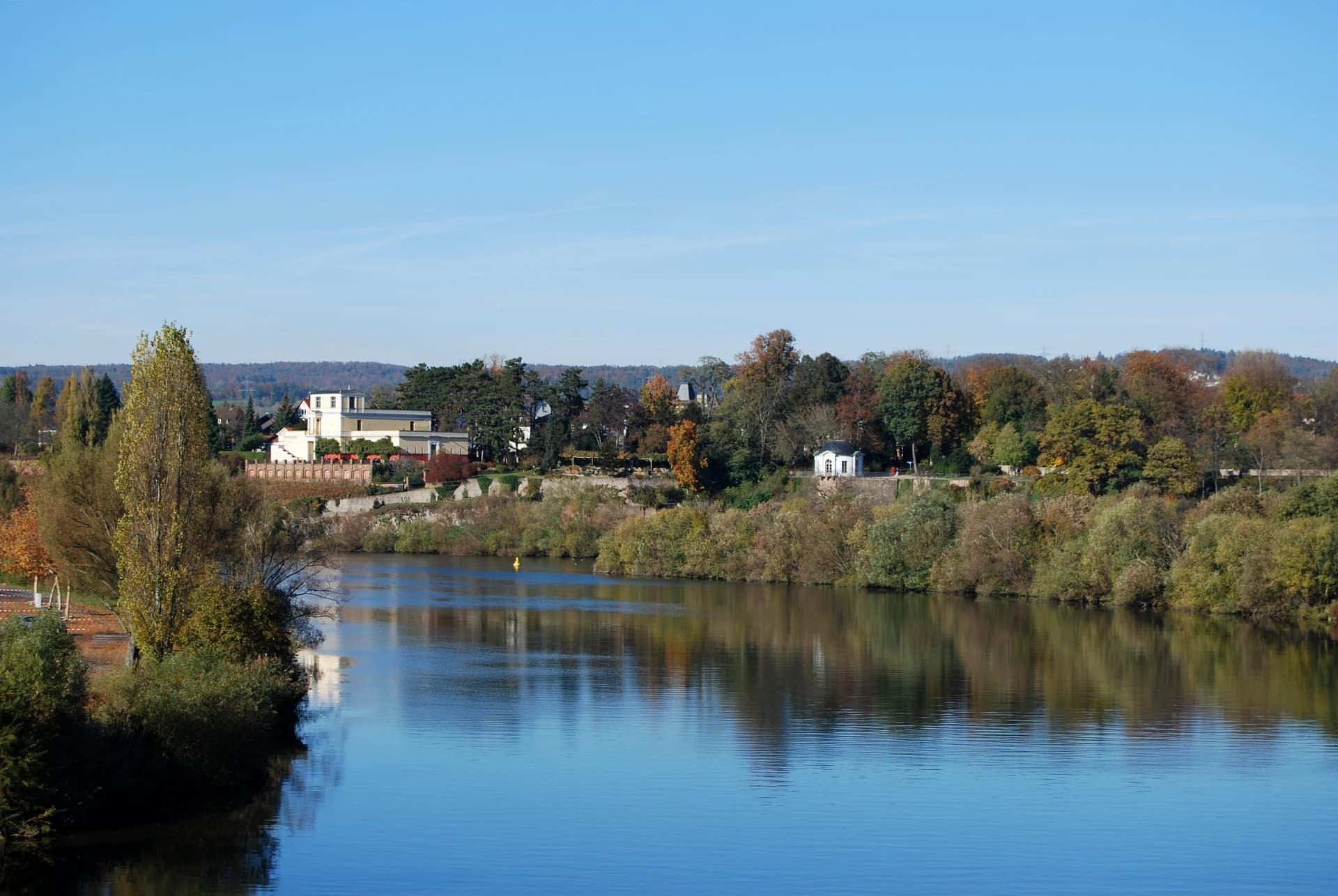 Mainufer mit Blick auf das Pompejanum in Aschaffenburg