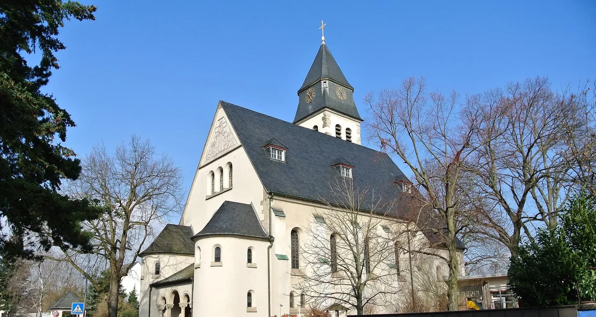 Martinuskirche von Südosten in Frankfurt Schwanheim