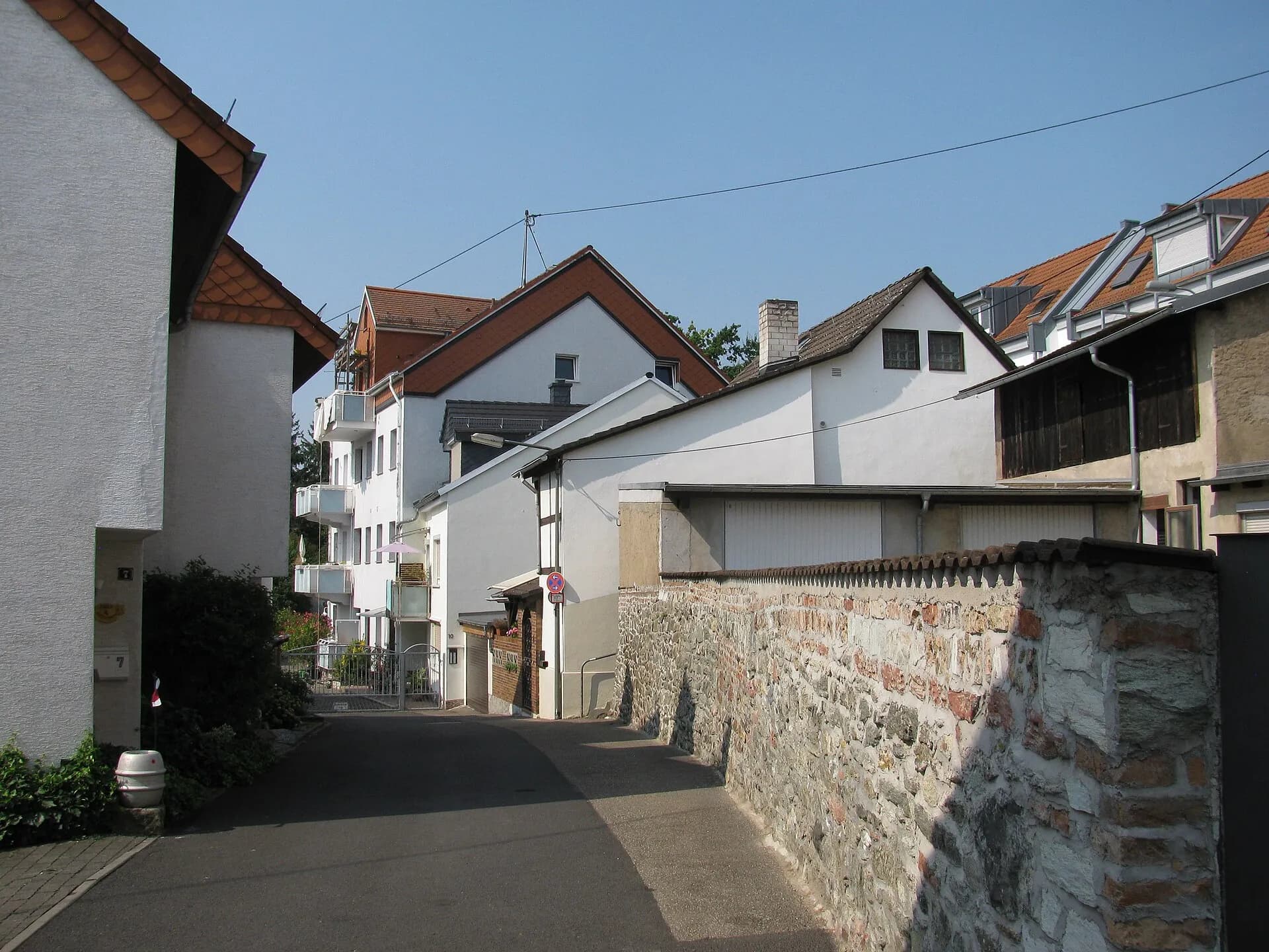 Enge Gasse im Altort von Frankfurt Sossenheim