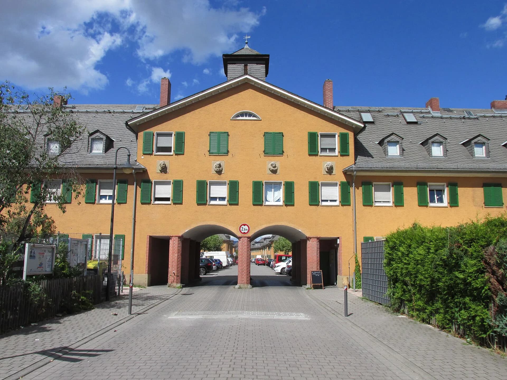 Torbogenbau am Neumarkt in Frankfurt-Nied