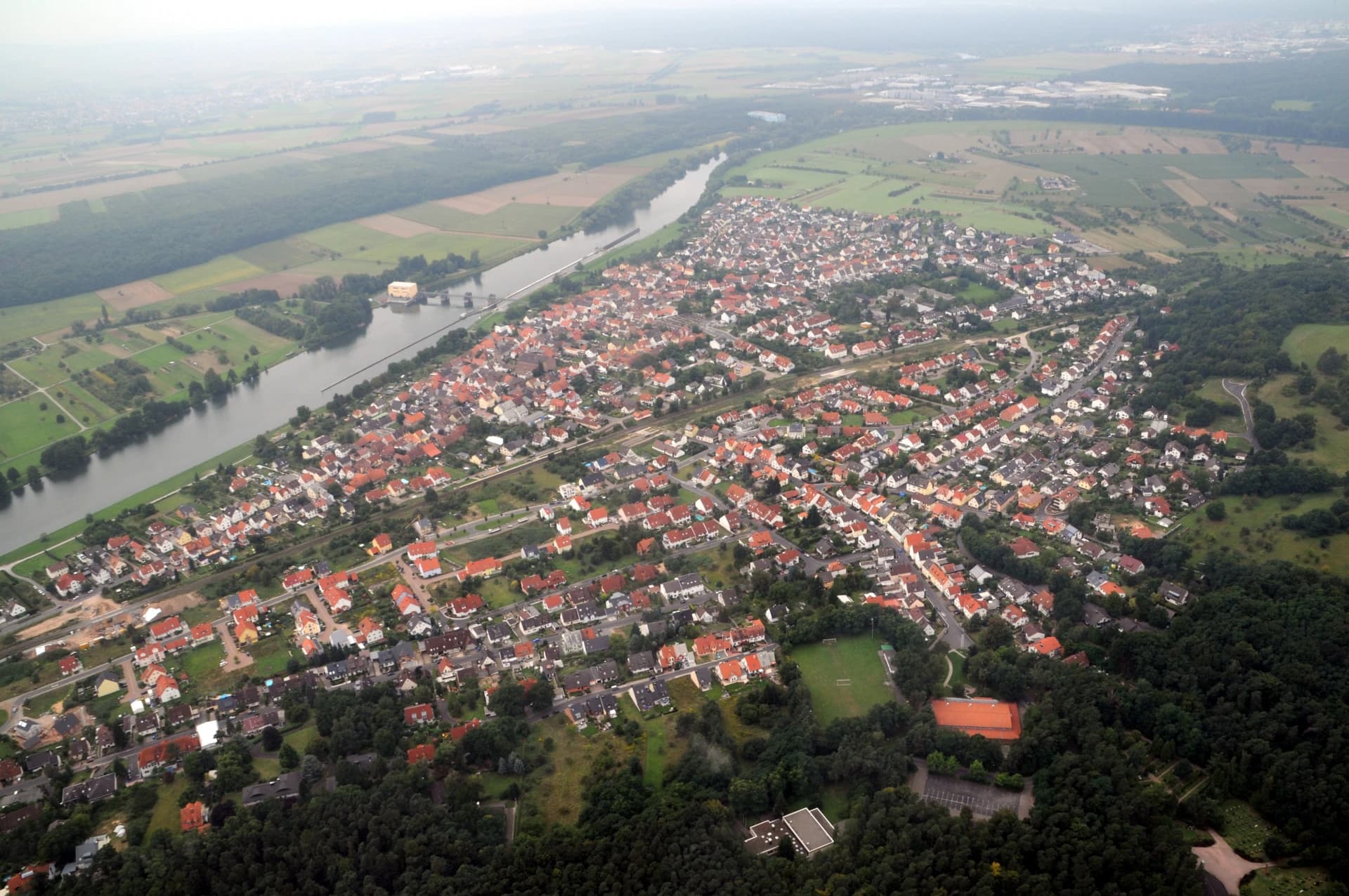 Luftaufnahme von Aschaffenburg-Obernau am Main