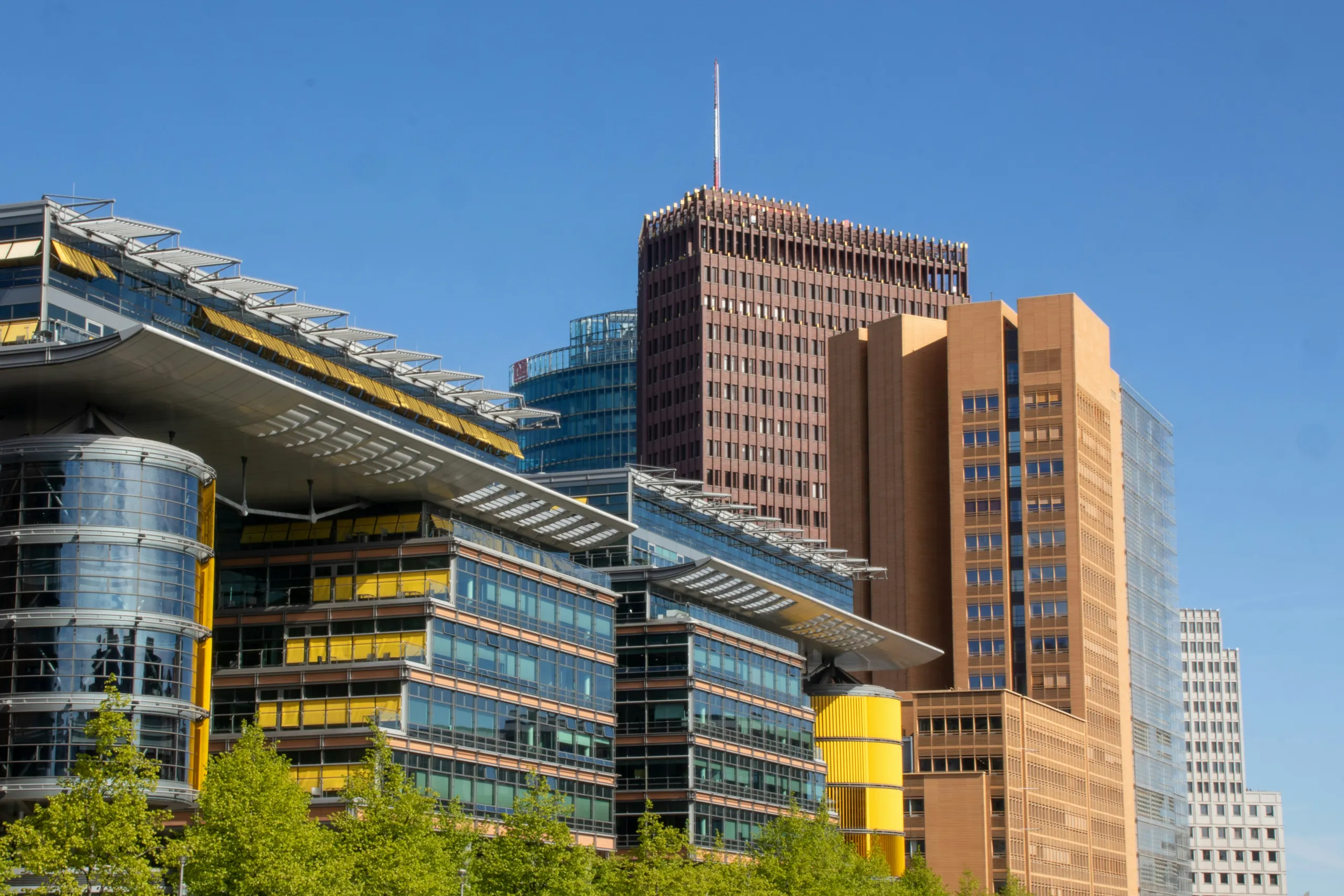 Modernes Büroviertel mit Glasdächern und Backstein-Hochhaus